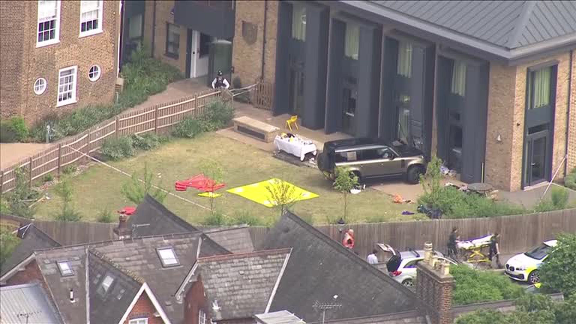 英國倫敦一輛汽車2023年7月6日早上突撞入西南部溫布頓區一間小學，令一班正在開茶會的學生走避不及，至少1人死亡，多人受傷（Reuters）