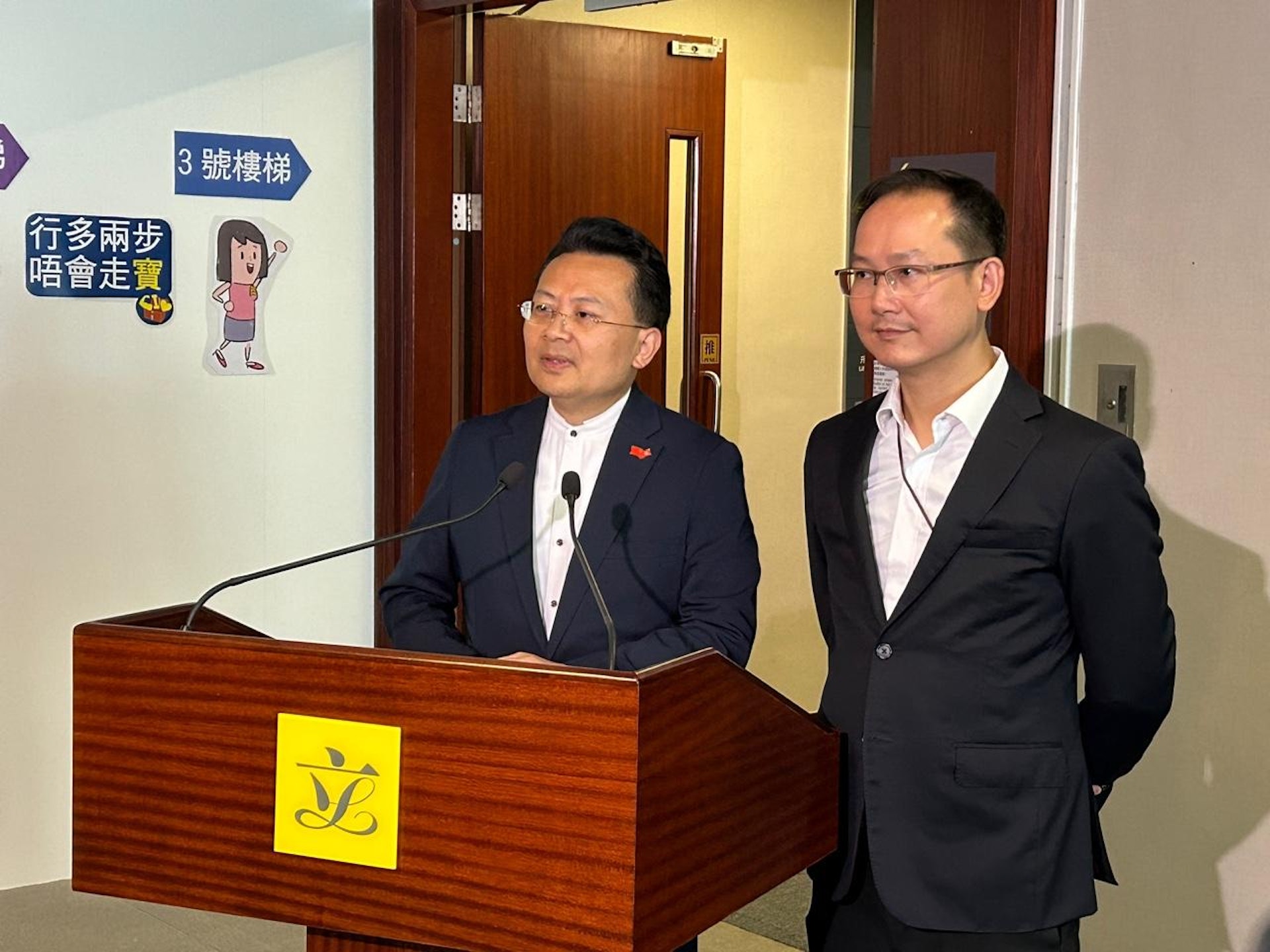 陳勇(左)呼籲非緊急市民應網上登記申請回港證,陳學鋒(右)則表示應該打擊買賣即日籌。(馮子健攝) 陳勇(左)呼籲非緊急市民應網上登記申請回港證,陳學鋒(右)則表示應該打擊買賣即日籌。(馮子健攝)