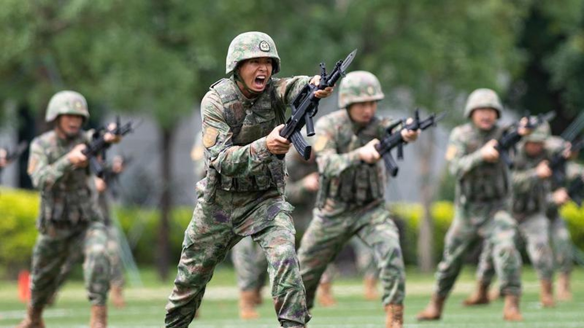 圖為2023年4月30日，中國人民解放軍駐澳門部隊官兵在第十七次軍營開放活動上進行「刺殺」課目展示。（新華社）