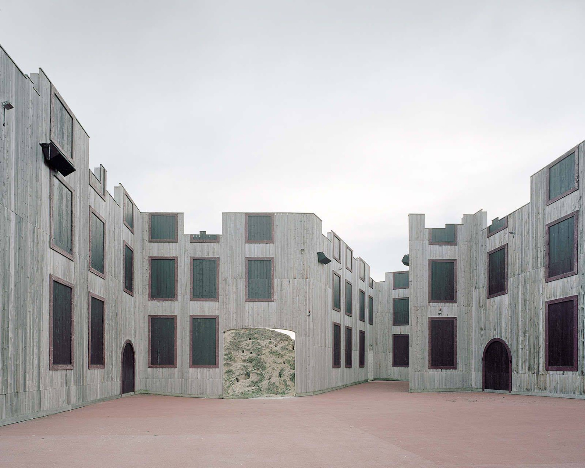 Gregor Sailer《The Potemkin Village》(圖片來源:https://moom.cat/l/2ZGL9Q) Gregor Sailer《The Potemkin Village》(圖片來源:https://moom.cat/l/2ZGL9Q)