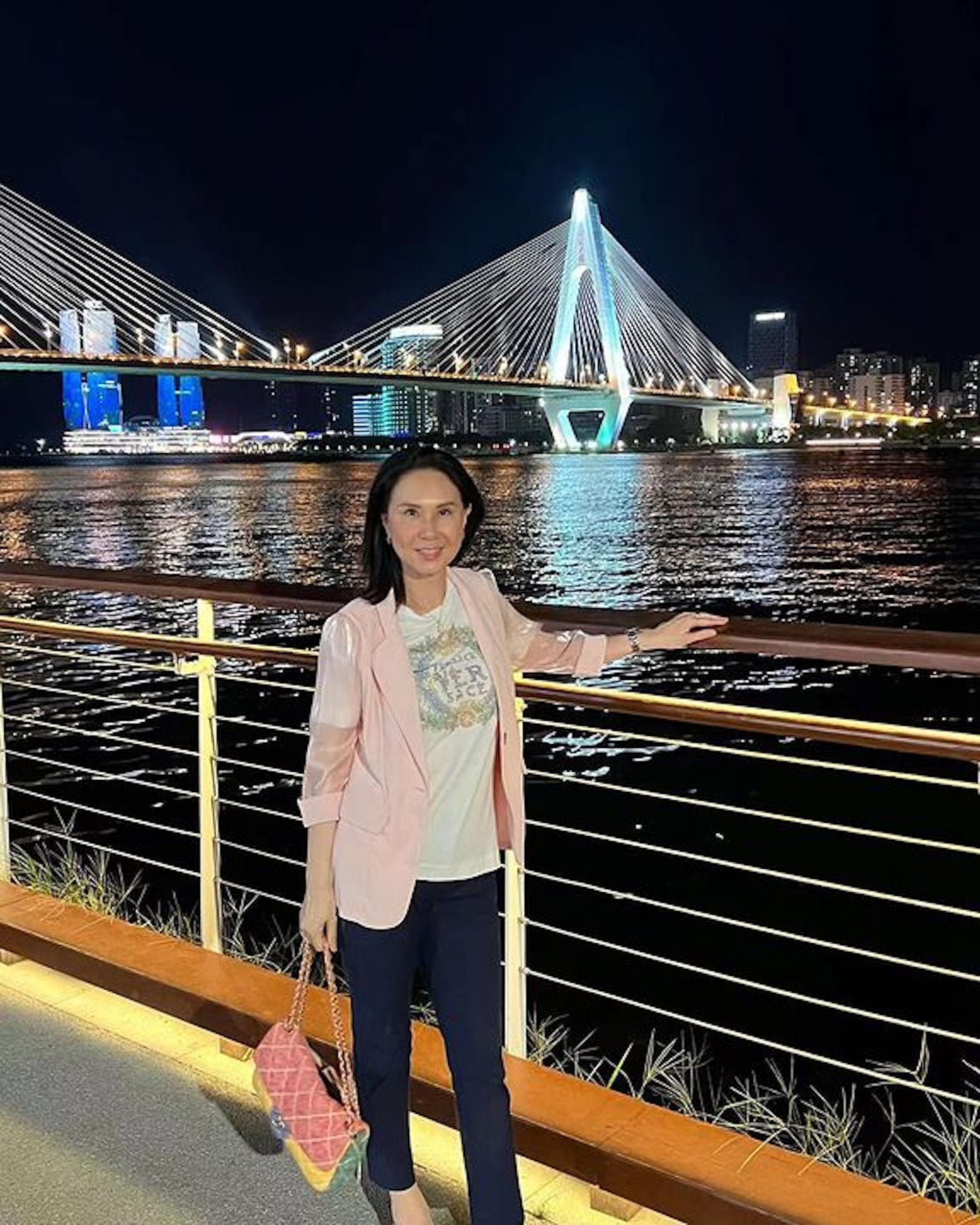 寇鴻萍四出外遊,更大曬名牌手袋。(IG@kauisabella)