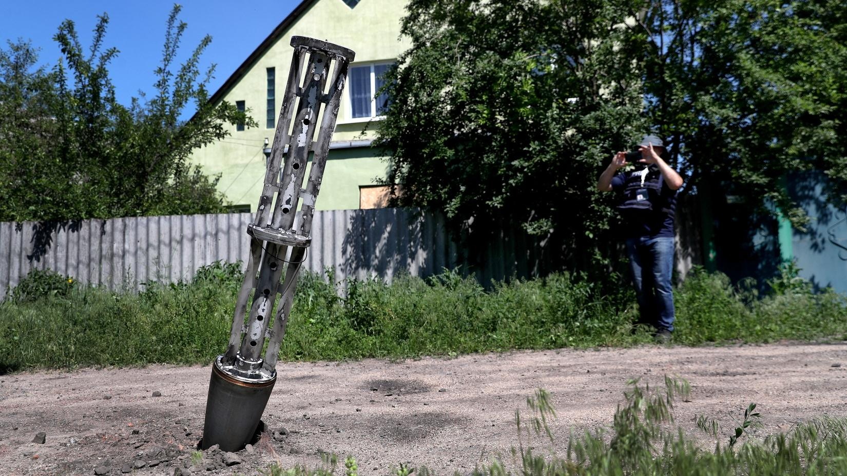 烏克蘭局勢：圖為2022年6月10日，烏克蘭哈爾科夫郊區一處有一個空的集束彈容器插在地上。（Reuters）