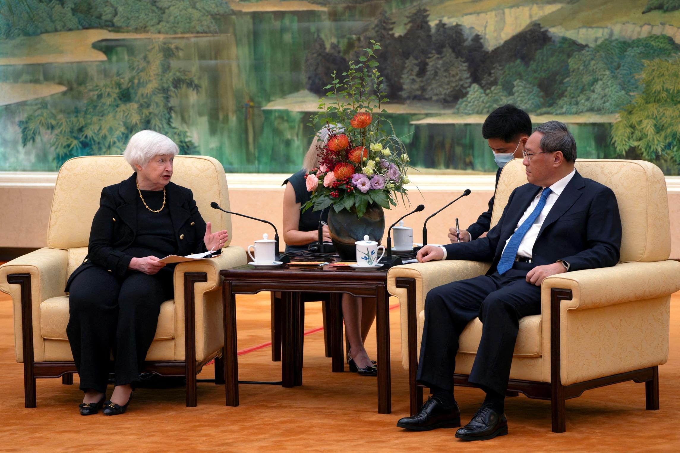 耶倫訪華：圖為2023年7月7日，中國總理李強（右）在中國北京人民大會堂與訪華的美國財政部長耶倫（Janet Yellen，又譯葉倫，左）會談。
