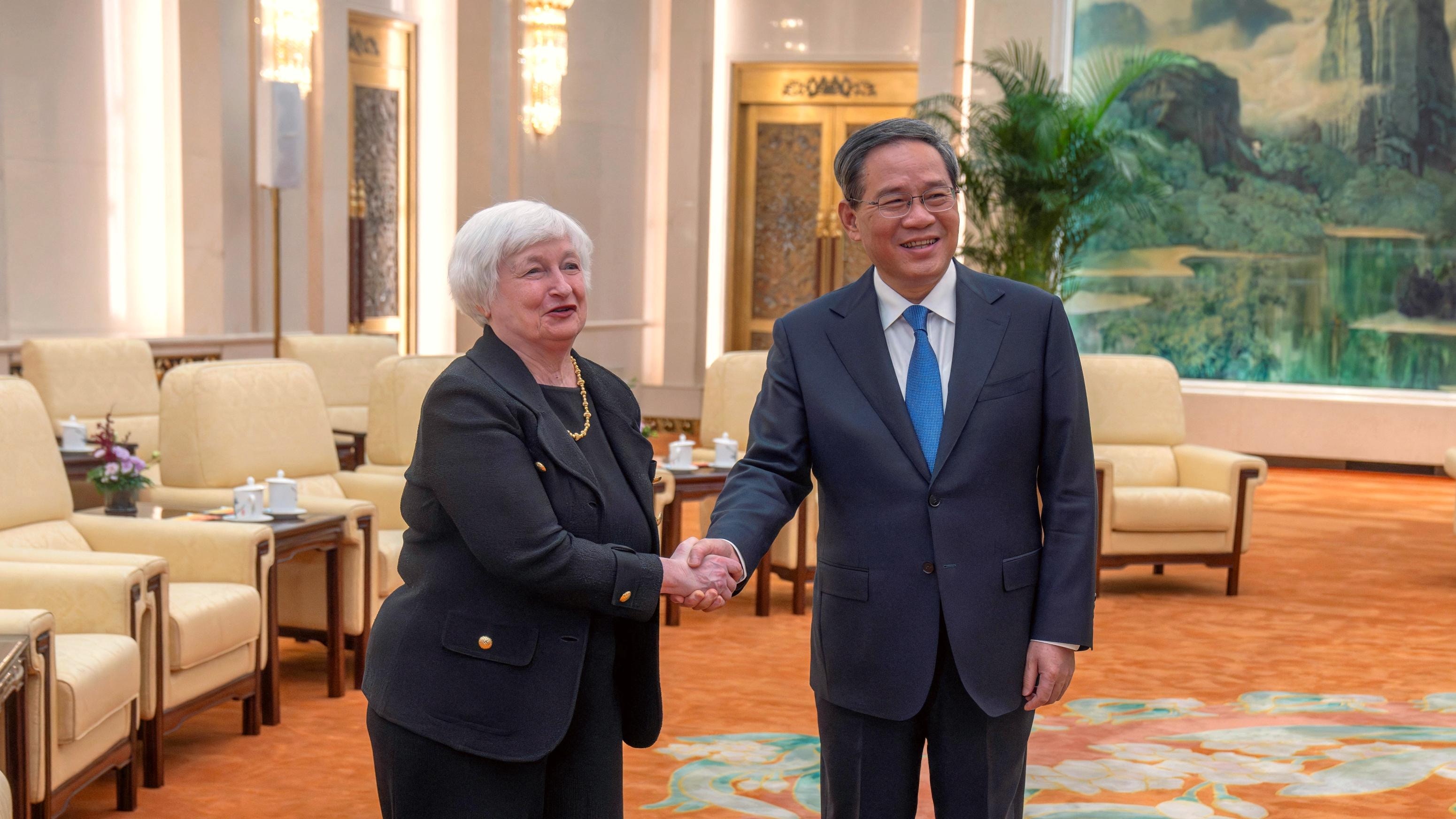 耶倫訪華：圖為2023年7月7日，中國總理李強（右）在中國北京人民大會堂與訪華的美國財政部長耶倫（Janet Yellen，又譯葉倫，左）在會談開始前握手。（Reuters）
