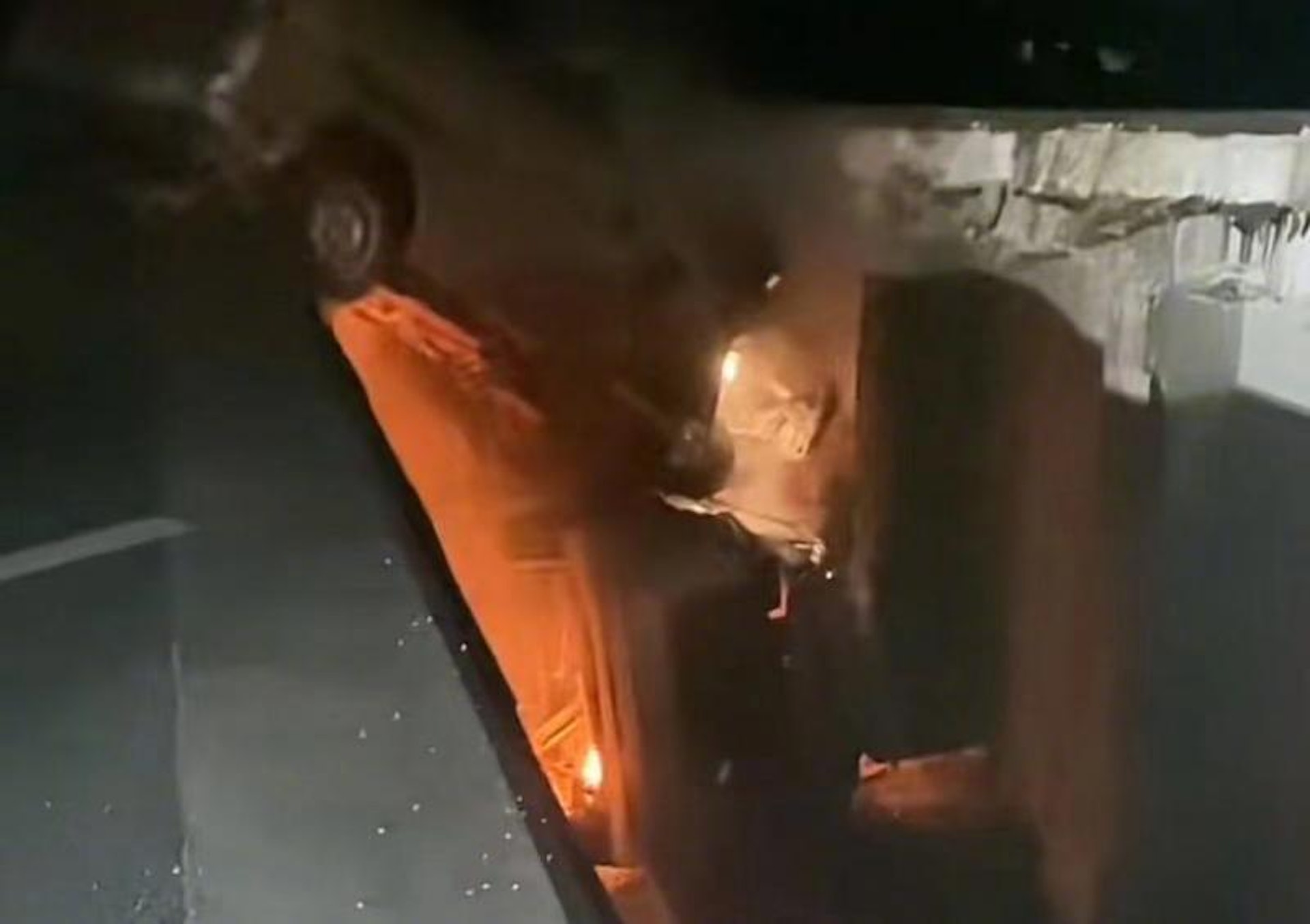 事發時有兩台車掉落縫隙,隨後自燃,造成3人受傷。(影片截圖) 事發時有兩台車掉落縫隙,隨後自燃,造成3人受傷。(影片截圖)