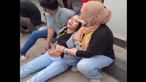 印尼工廠約百工人集體失常:圖為2023年7月6日,印尼西爪哇省馬賈倫卡一間工廠約有100名工人集體行為失常,部份人面露痛苦的表情。(網上影片截圖) 印尼工廠約百工人集體失常:圖為2023年7月6日,印尼西爪哇省馬賈倫卡一間工廠約有100名工人集體行為失常,部份人面露痛苦的表情。(網上影片截圖)