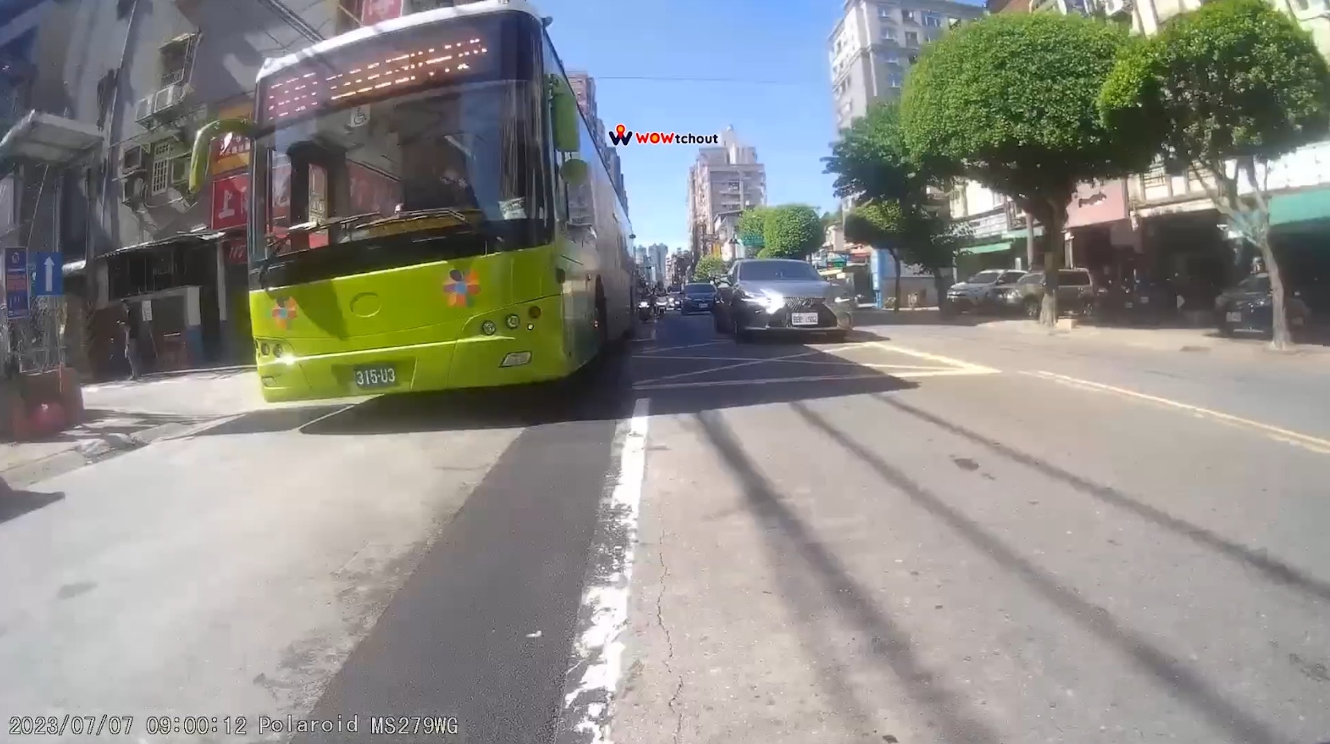 台灣新北市永和區日前發生一起自撞車禍。一名穿著清涼小背心的女騎士,疑似是要確認左後方有無來車,忽略掉前方停著一輛小貨車,直接撞上去,整個人飛到車道中間,幸好後方司機及時反應停下,才沒有釀成大禍。(YouTube@WoWtchout - 地圖型行車影像分享平台) 台灣新北市永和區日前發生一起自撞車禍。一名穿著清涼小背心的女騎士,疑似是要確認左後方有無來車,忽略掉前方停著一輛小貨車,直接撞上去,整個人飛到車道中間,幸好後方司機及時反應停下,才沒有釀成大禍。(YouTube@WoWtchout - 地圖型行車影像分享平台)