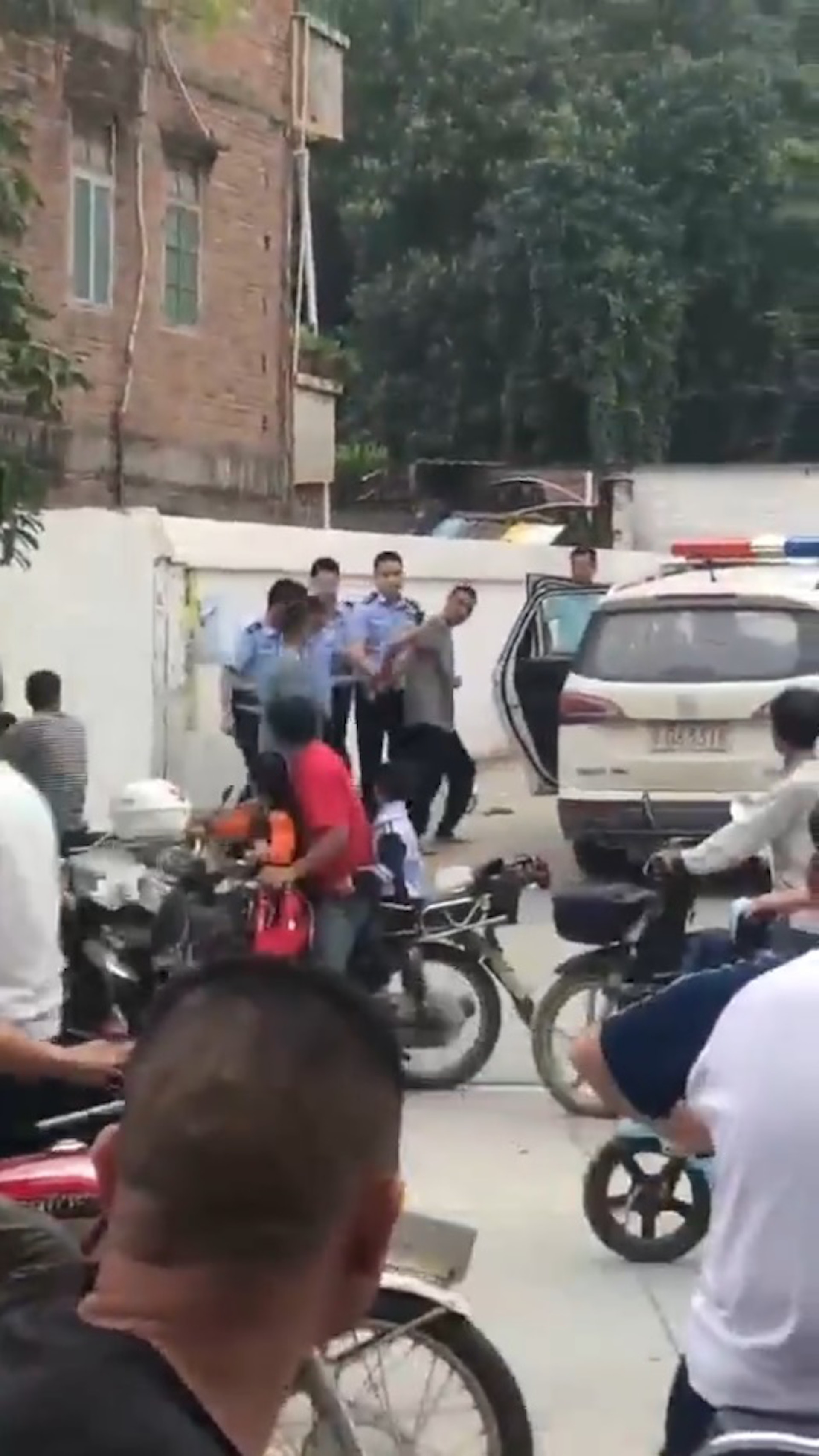 網傳兇手被捕一刻。(影片截圖) 網傳兇手被捕一刻。(影片截圖)