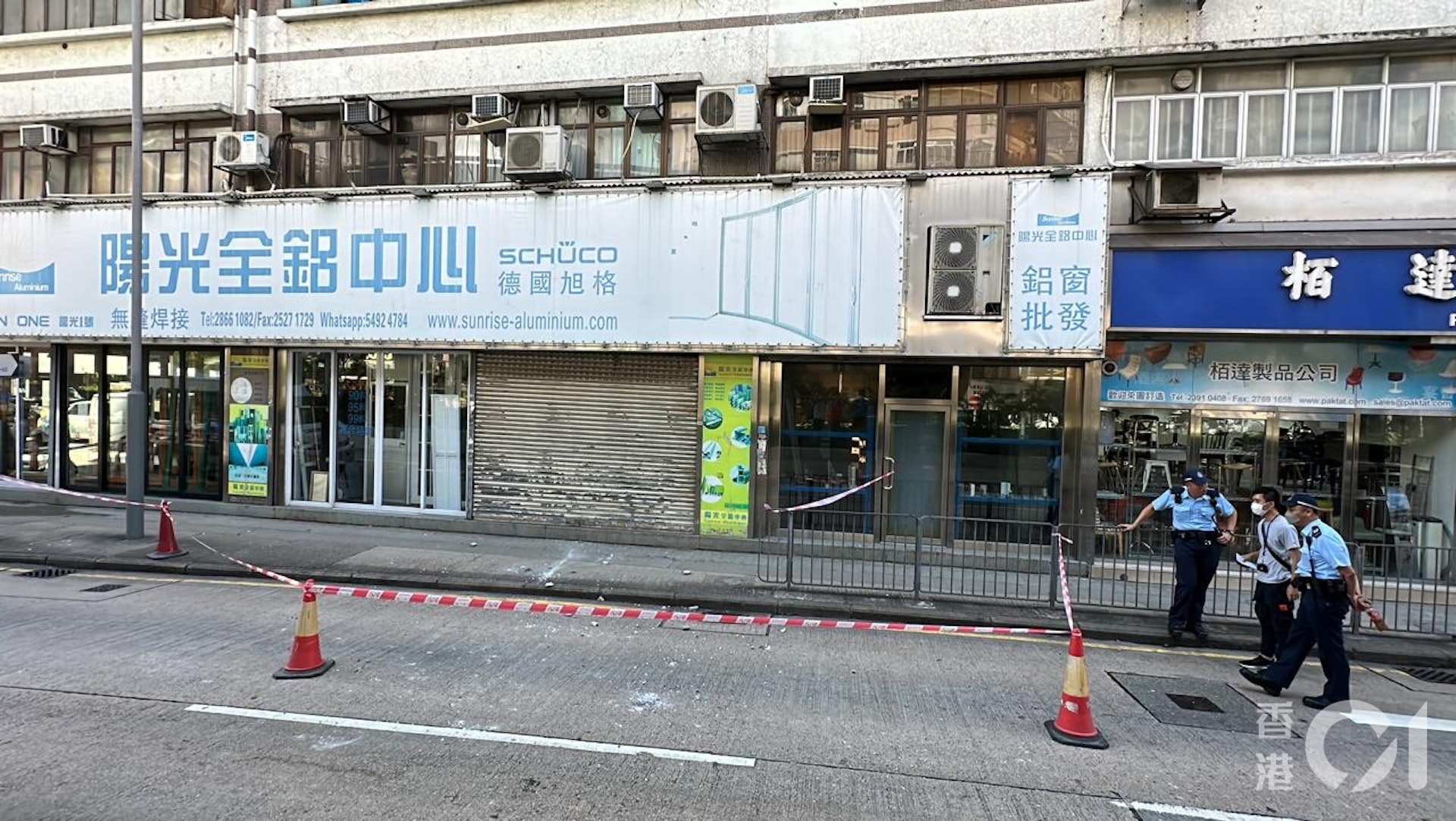 大角咀塘尾道福強工業大廈,今日(10日)上午10時許,一塊面積約2呎乘4吋的外牆石屎剝落。(馬耀文攝) 大角咀塘尾道福強工業大廈,今日(10日)上午10時許,一塊面積約2呎乘4吋的外牆石屎剝落。(馬耀文攝)