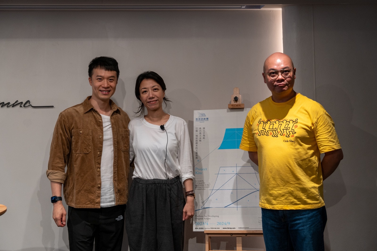 演員陳健豪和王曉怡及筆者合照（圖片來源：香港話劇團）