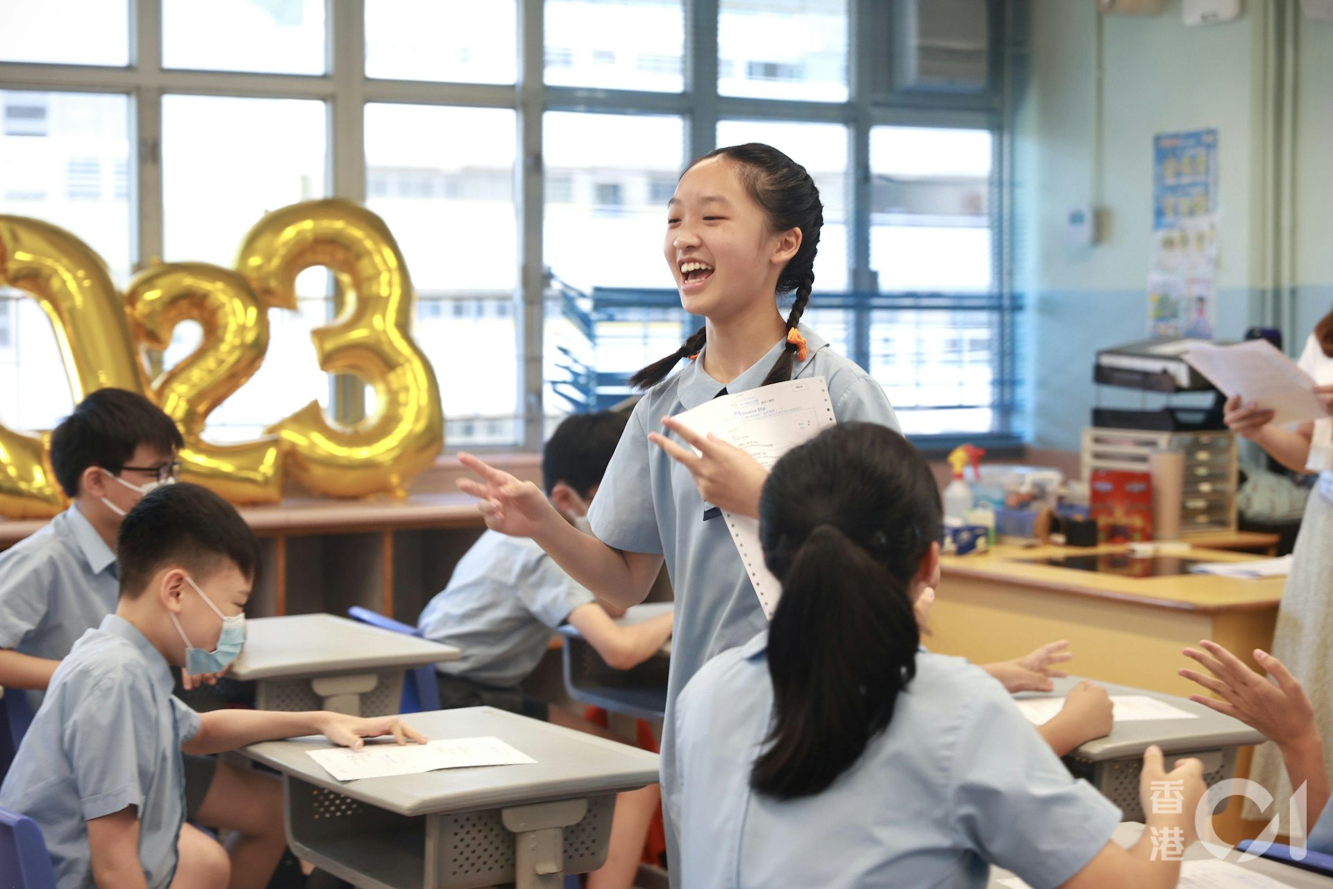 去年7月11日,升中派位放榜,有學生歡喜地接過「派位證」。(資料圖片/歐嘉樂攝) 去年7月11日,升中派位放榜,有學生歡喜地接過「派位證」。(資料圖片/歐嘉樂攝)
