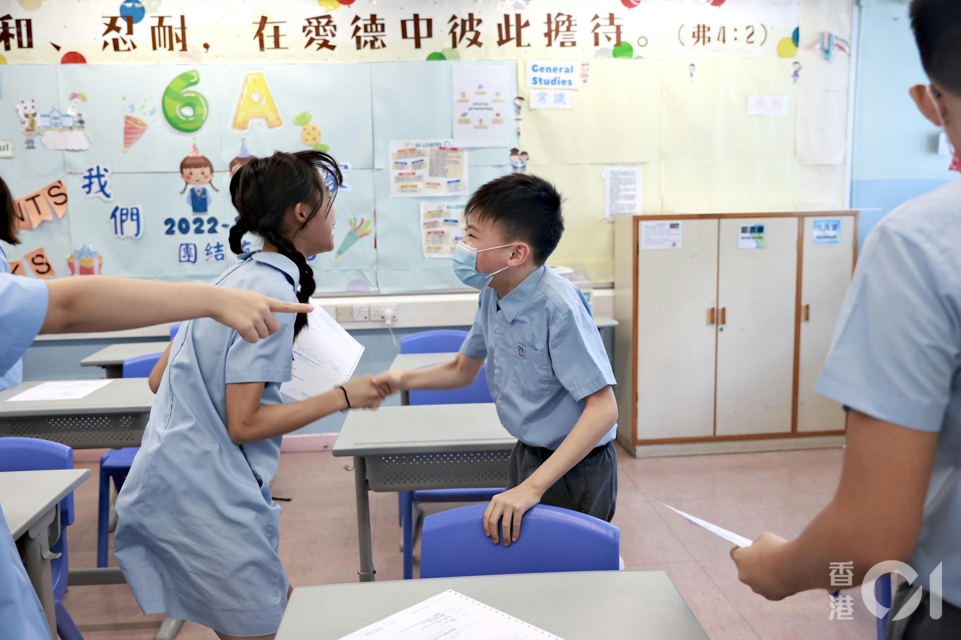 去年7月11日,升中派位放榜,有學生接過「派位證」後,與身邊同學分享喜悅。(資料圖片/歐嘉樂攝) 去年7月11日,升中派位放榜,有學生接過「派位證」後,與身邊同學分享喜悅。(資料圖片/歐嘉樂攝)