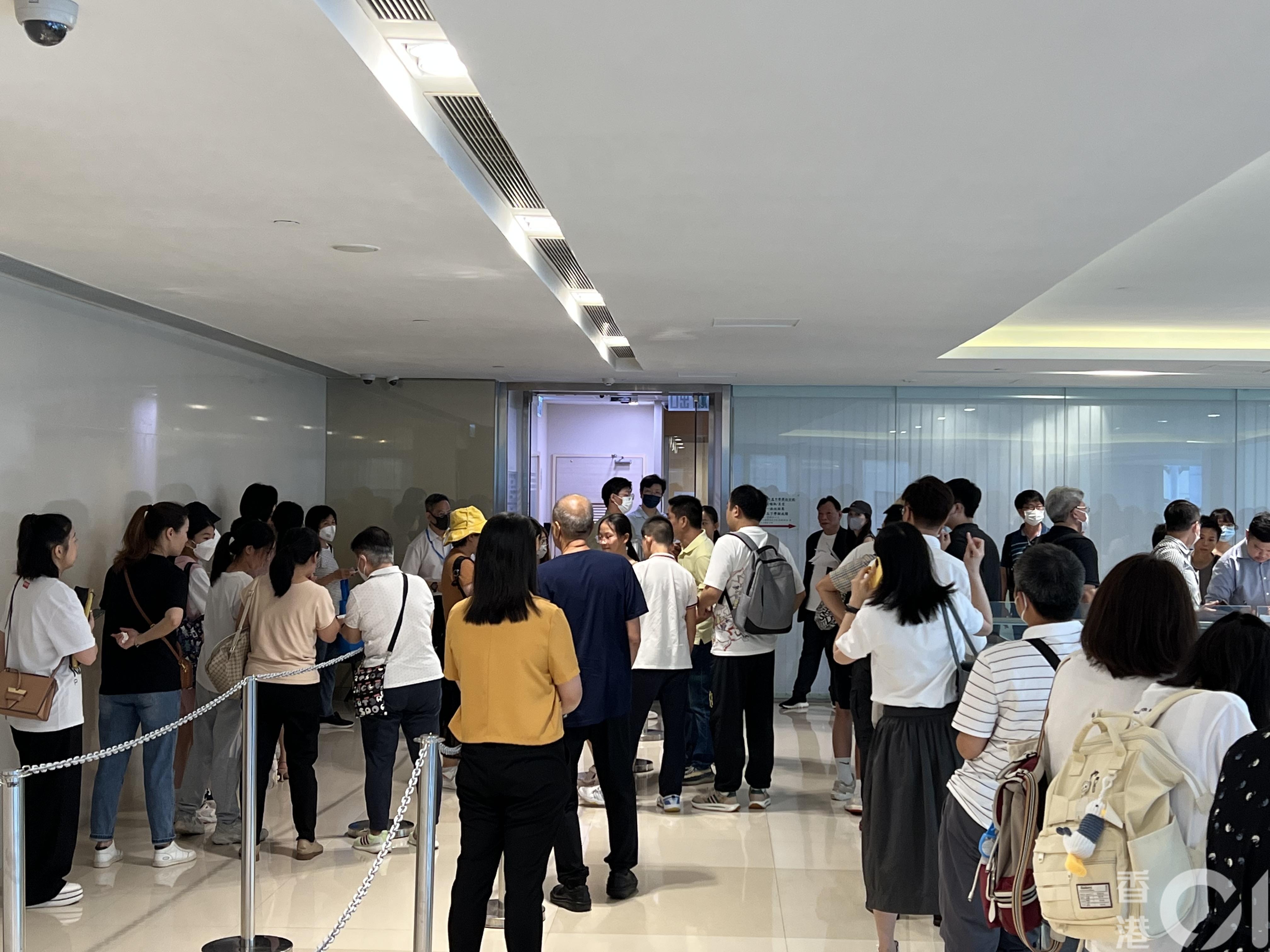 來自大埔、荃灣、柴灣、葵青、黃大仙等多區面臨收生不足的學校都有派老師到場，部分學校更派出五至六名老師前來。（馬煒傑攝）