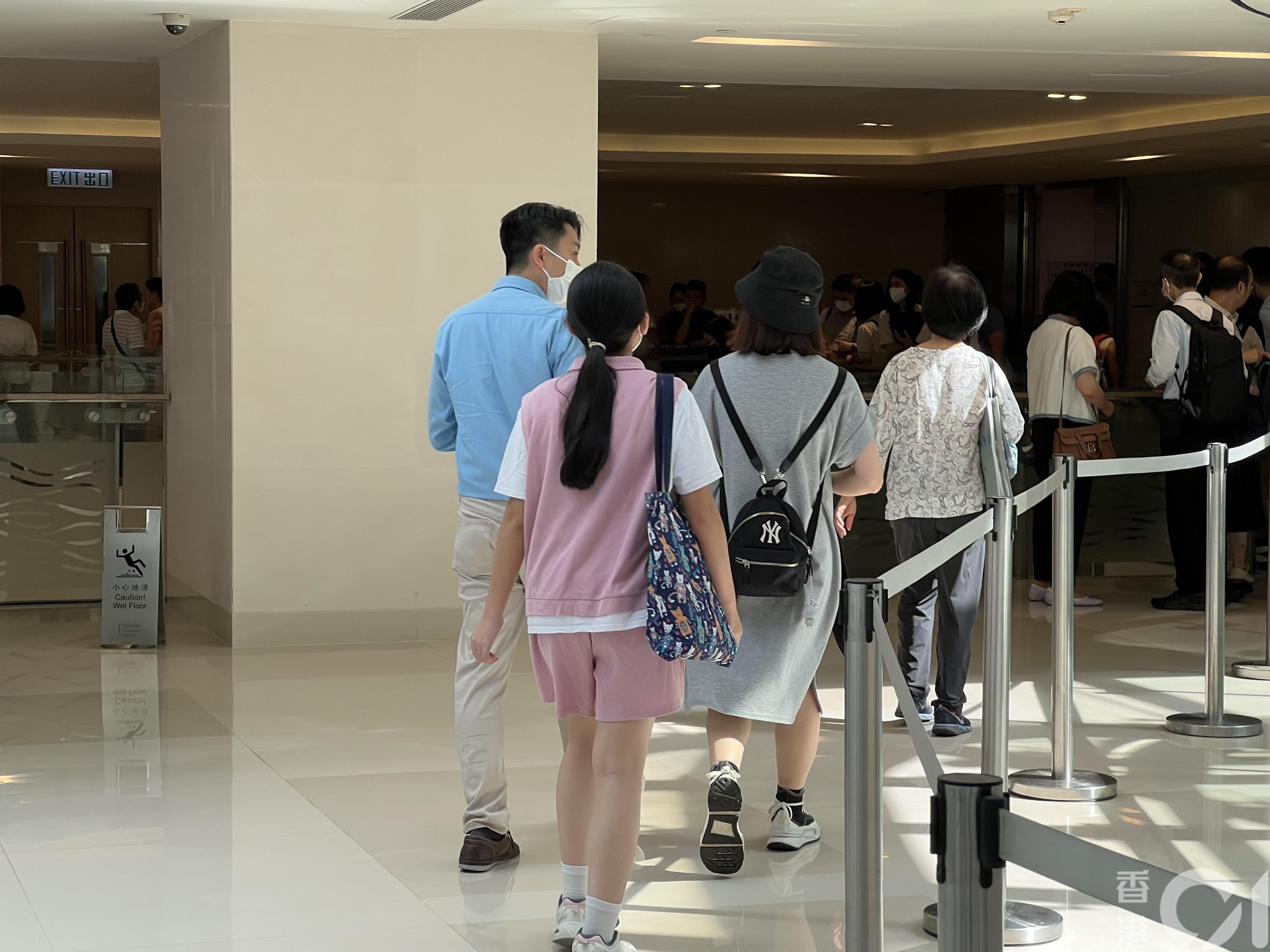 來自大埔、荃灣、柴灣、葵青、黃大仙等多區面臨收生不足的學校都有派老師到場，部分學校更派出五至六名老師前來。（馬煒傑攝）