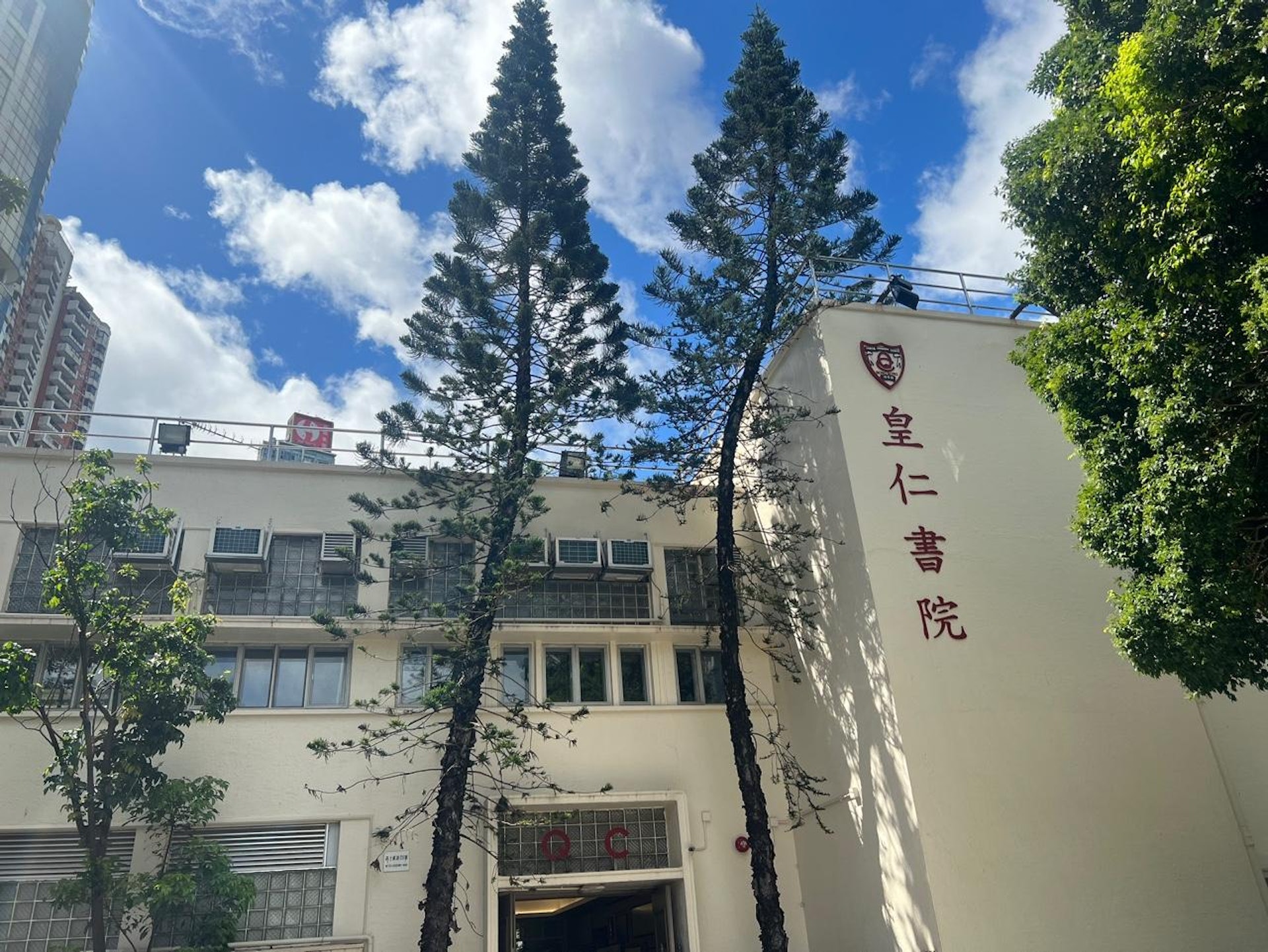不少家長㩦同兒子到傳統名校皇仁書院叩門。(蔡旻殷攝) 不少家長㩦同兒子到傳統名校皇仁書院叩門。(蔡旻殷攝)