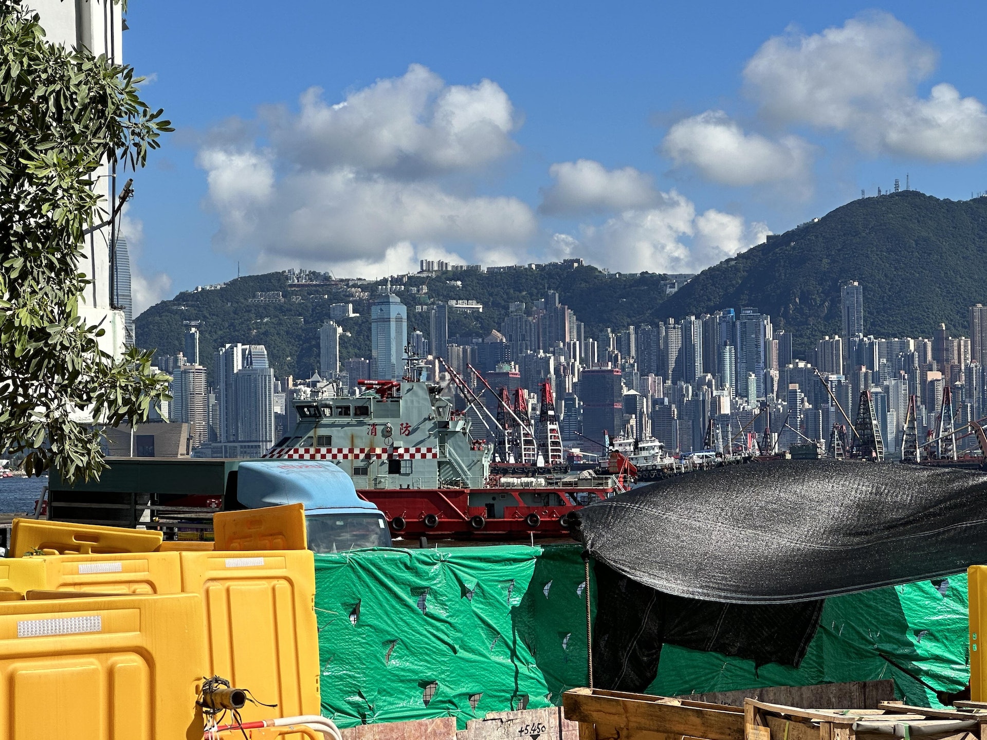 消防搜救船及水警輪趕抵現場,進行搜索。(王譯揚攝)