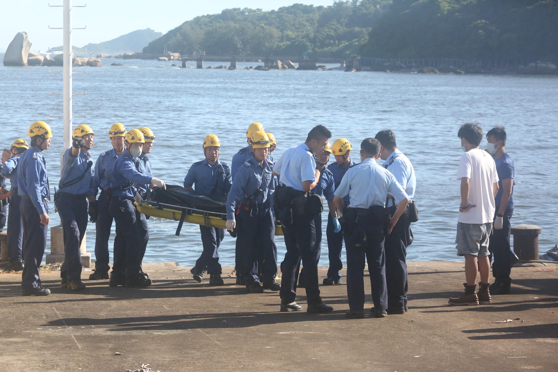 消防撈起墮海男子的遺體。