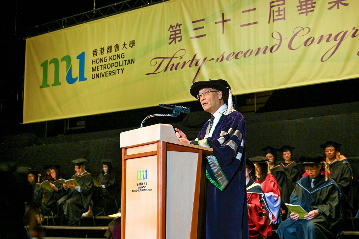 校長林群聲在典禮上勉勵畢業生，指他們不僅要與他人合作，同時要與人工智能合作、與時俱進。（都會大學提供）