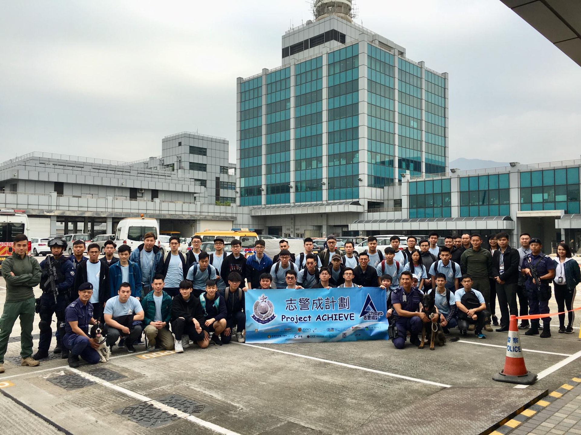 現時警務處為了吸引有志服務社會的本地專上院校學生於畢業後投考警員,就舉辦了為期一年的「志警成計劃」。 現時警務處為了吸引有志服務社會的本地專上院校學生於畢業後投考警員,就舉辦了為期一年的「志警成計劃」。