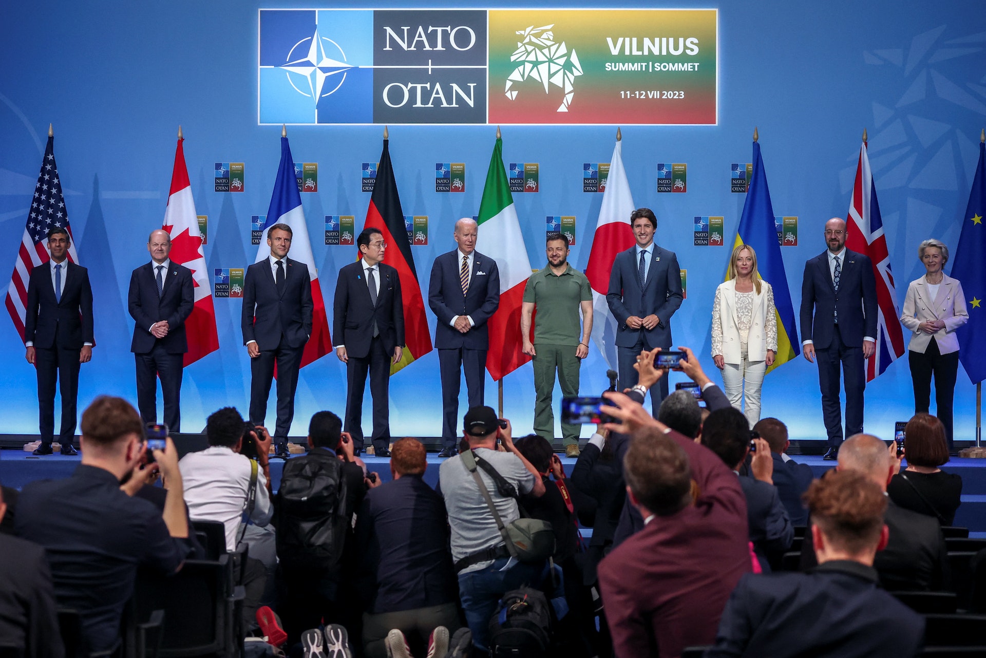 7月12日，澤連斯基與G7國家領袖和歐盟領袖合照。Ｇ7發表援烏聯合聲明，列出各種海陸空軍備的安全援助，並表明會支援烏克蘭發展其國防工業、訓練烏克蘭士兵、提供情報分享和合作，並支持網絡防衛等等。各國將會各自以「具體、雙邊、長期」的方式進一步確立其具體行動。（Reuters）