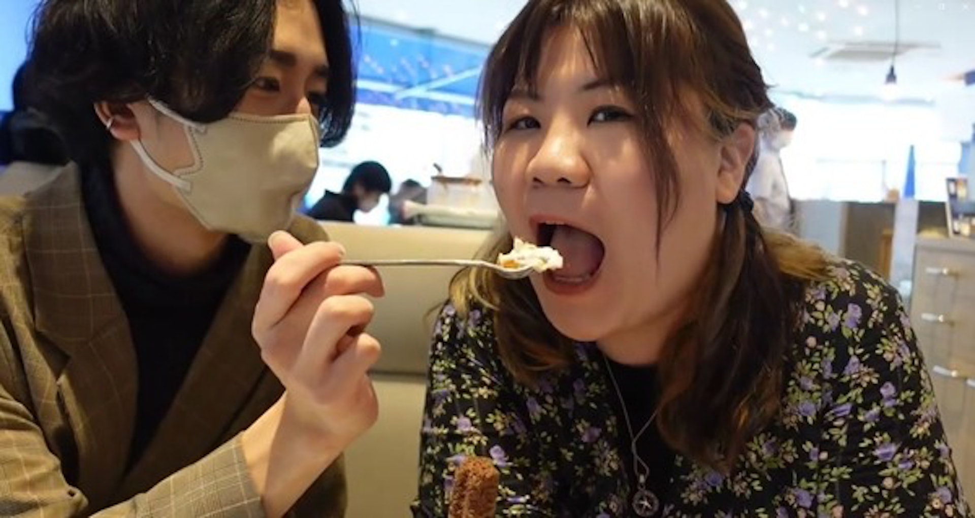 池美麗獲牛郎餵食芭菲。(ig圖片) 池美麗獲牛郎餵食芭菲。(ig圖片)