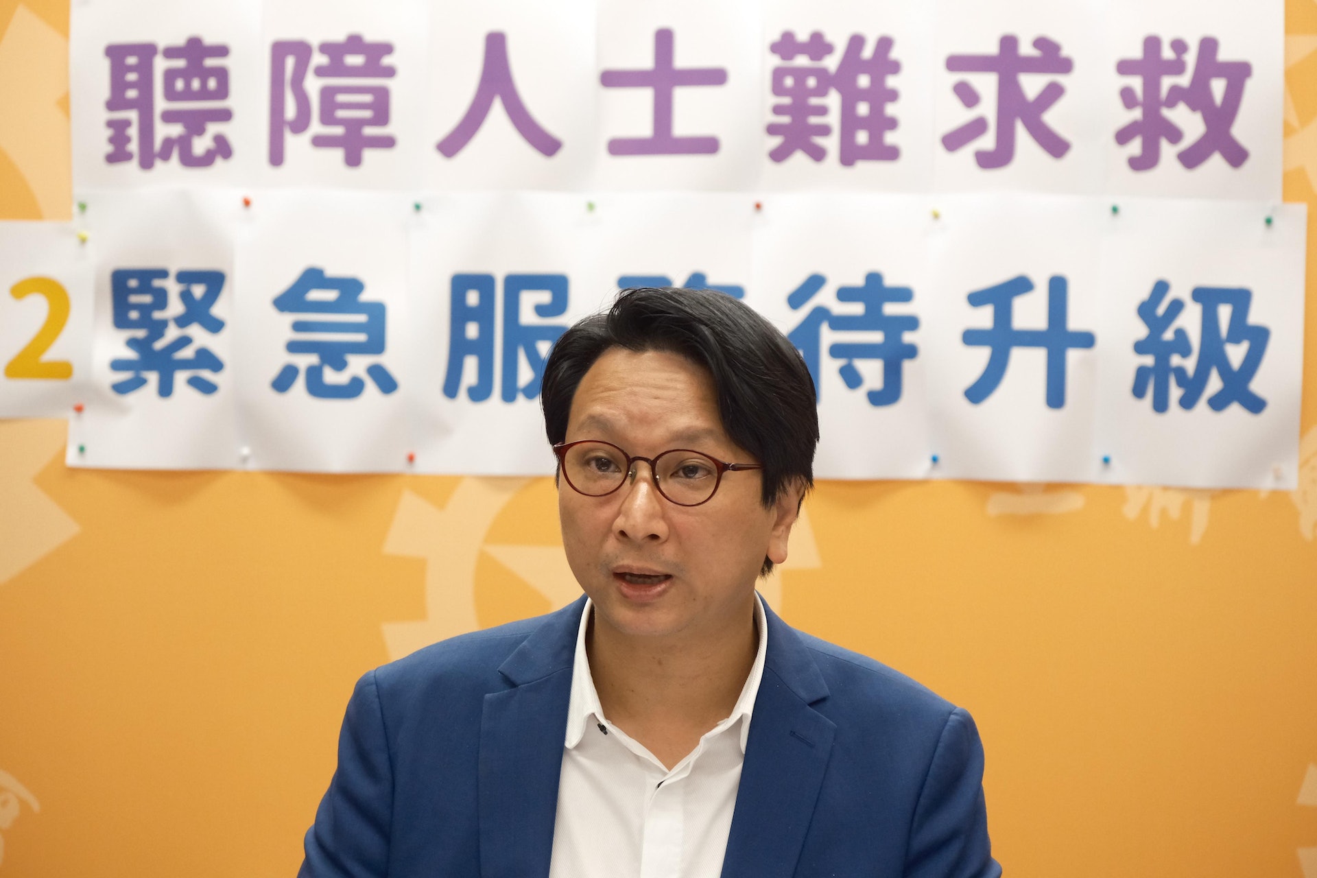 鄧家彪聯同聽障人士建議,992短訊求助服務可以增加傳送照片、影像等功能。(盧翊銘攝) 鄧家彪聯同聽障人士建議,992短訊求助服務可以增加傳送照片、影像等功能。(盧翊銘攝)