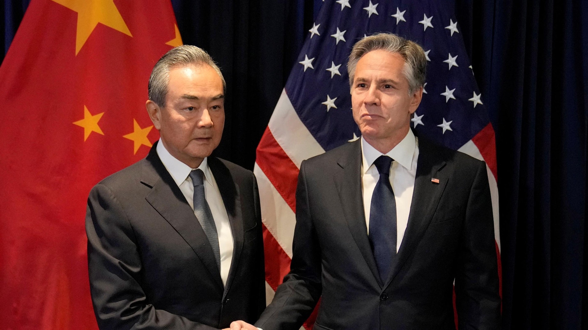 中美關係:中共中央政治局委員、中央外事工作委員會辦公室主任王毅2023年7月13日出席在印尼雅加達舉行的東盟(ASEAN)外長會期間,與美國務卿布林肯(Antony Blinken)在該市一間酒店進行場邊會晤。(Reuters) 中美關係:中共中央政治局委員、中央外事工作委員會辦公室主任王毅2023年7月13日出席在印尼雅加達舉行的東盟(ASEAN)外長會期間,與美國務卿布林肯(Antony Blinken)在該市一間酒店進行場邊會晤。(Reuters)