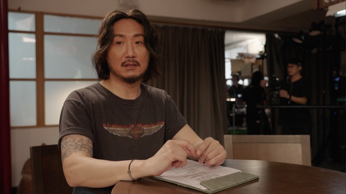 「機動兵工廠」節目至今已播出一半,鄭中基與一眾學員一同開檢討大會,向來對演出非常認真的Ronald,評價學員表現時亦直截了當地批評,絲毫不客氣。(電影公司提供) 「機動兵工廠」節目至今已播出一半,鄭中基與一眾學員一同開檢討大會,向來對演出非常認真的Ronald,評價學員表現時亦直截了當地批評,絲毫不客氣。(電影公司提供)