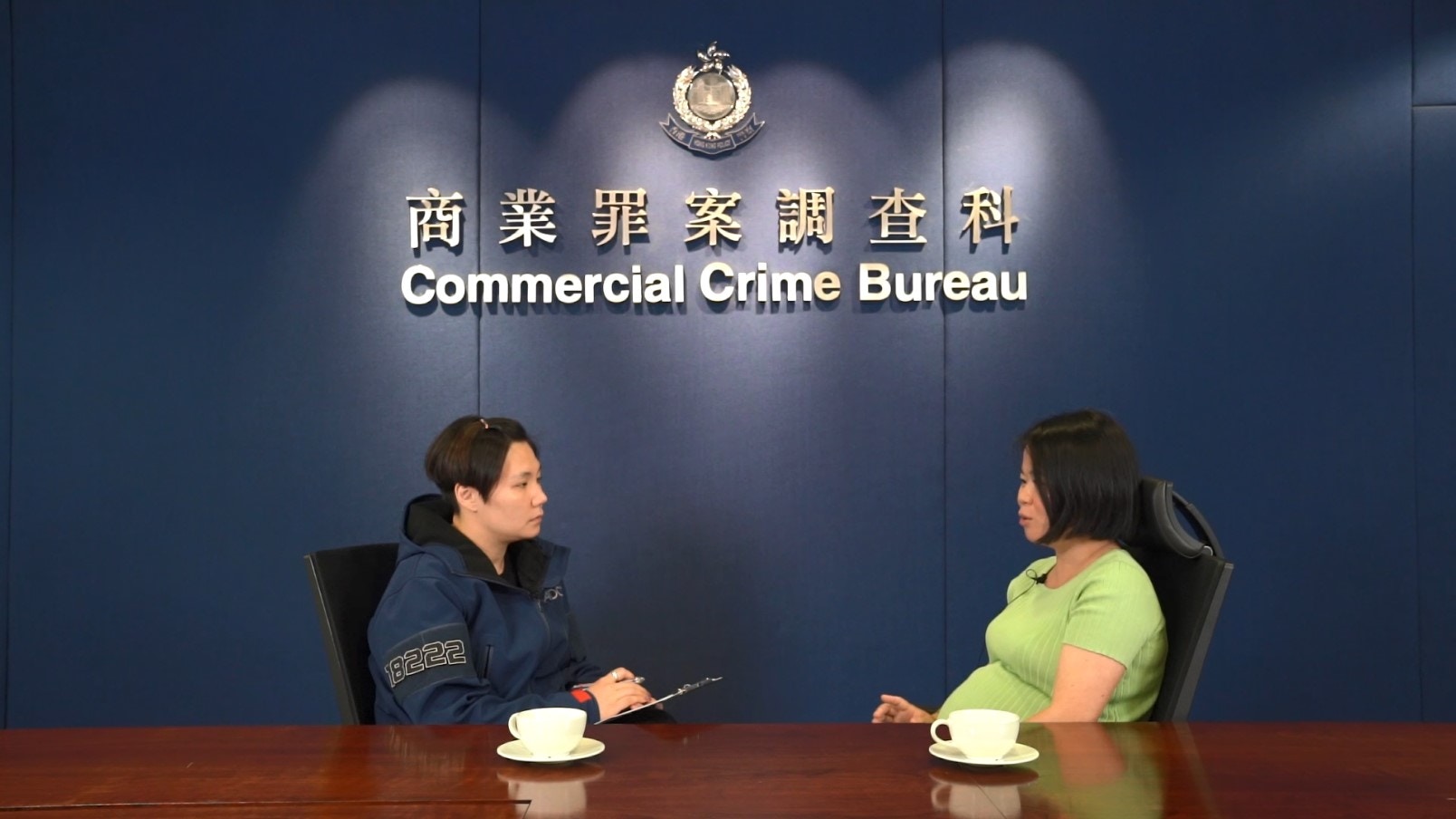 事主的女兒黃女士（右）憶述，發現母親的銀行戶口有不尋常轉帳紀錄後大驚向朋友求助，在朋友建議下向警方的「防騙易18222」熱線求助，終成功在警方協助下阻止巨款遭轉走。（警方提供）