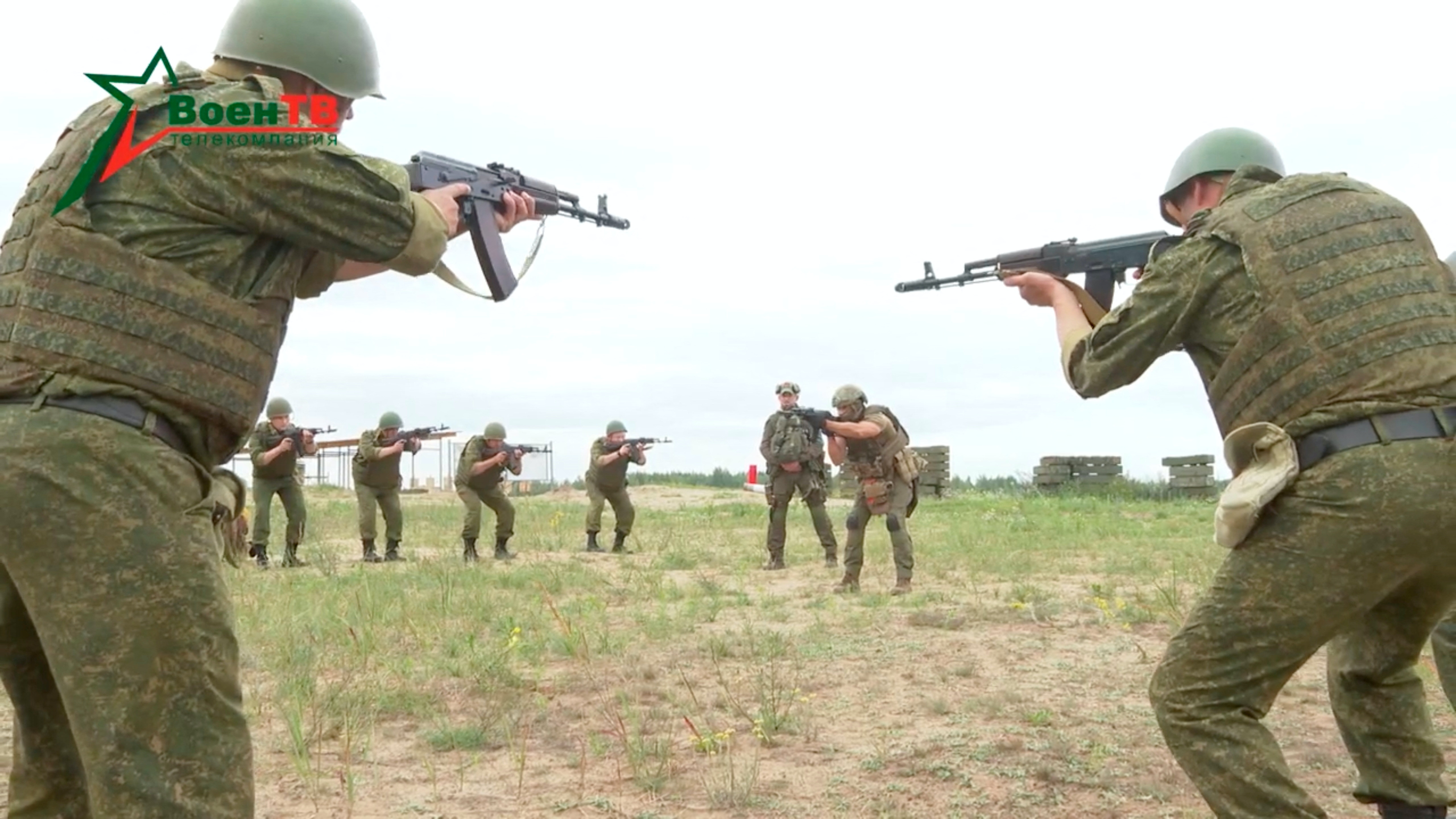 瓦格纳：图为白罗斯国防部2023年7月14日发放的影片的截图，显示俄罗斯瓦格纳成员在白罗斯奥西波维奇附近的军区指导白罗斯军人。 （Reuters）