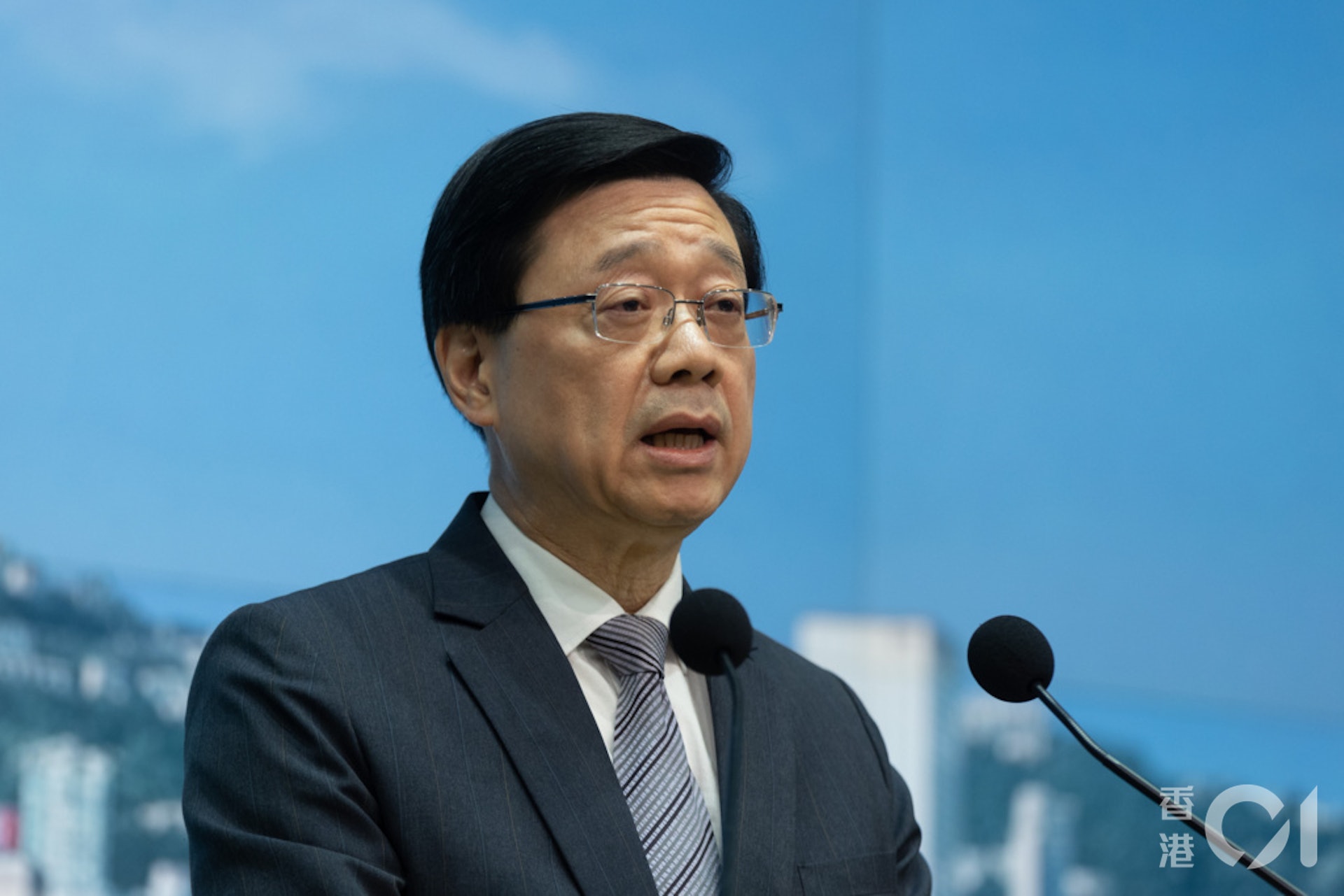 特首李家超表示,本港一直有人移出移入,今年下半年人口下降速度,較上半年慢,相關數字未計及透過輸入人才計劃來港的人口。 特首李家超表示,本港一直有人移出移入,今年下半年人口下降速度,較上半年慢,相關數字未計及透過輸入人才計劃來港的人口。