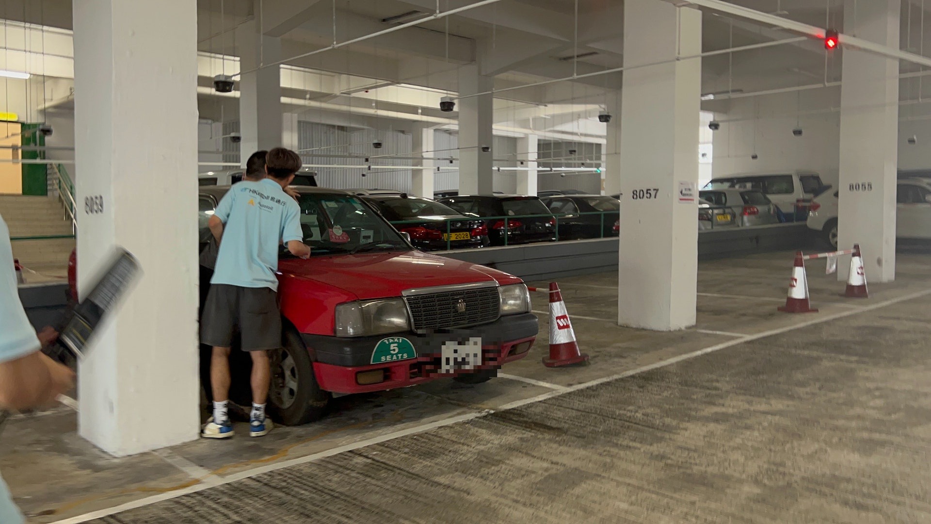 有職員手持儀器偵測「司機卡」及「車輛貼」狀況。(何瑞芬攝) 有職員手持儀器偵測「司機卡」及「車輛貼」狀況。(何瑞芬攝)
