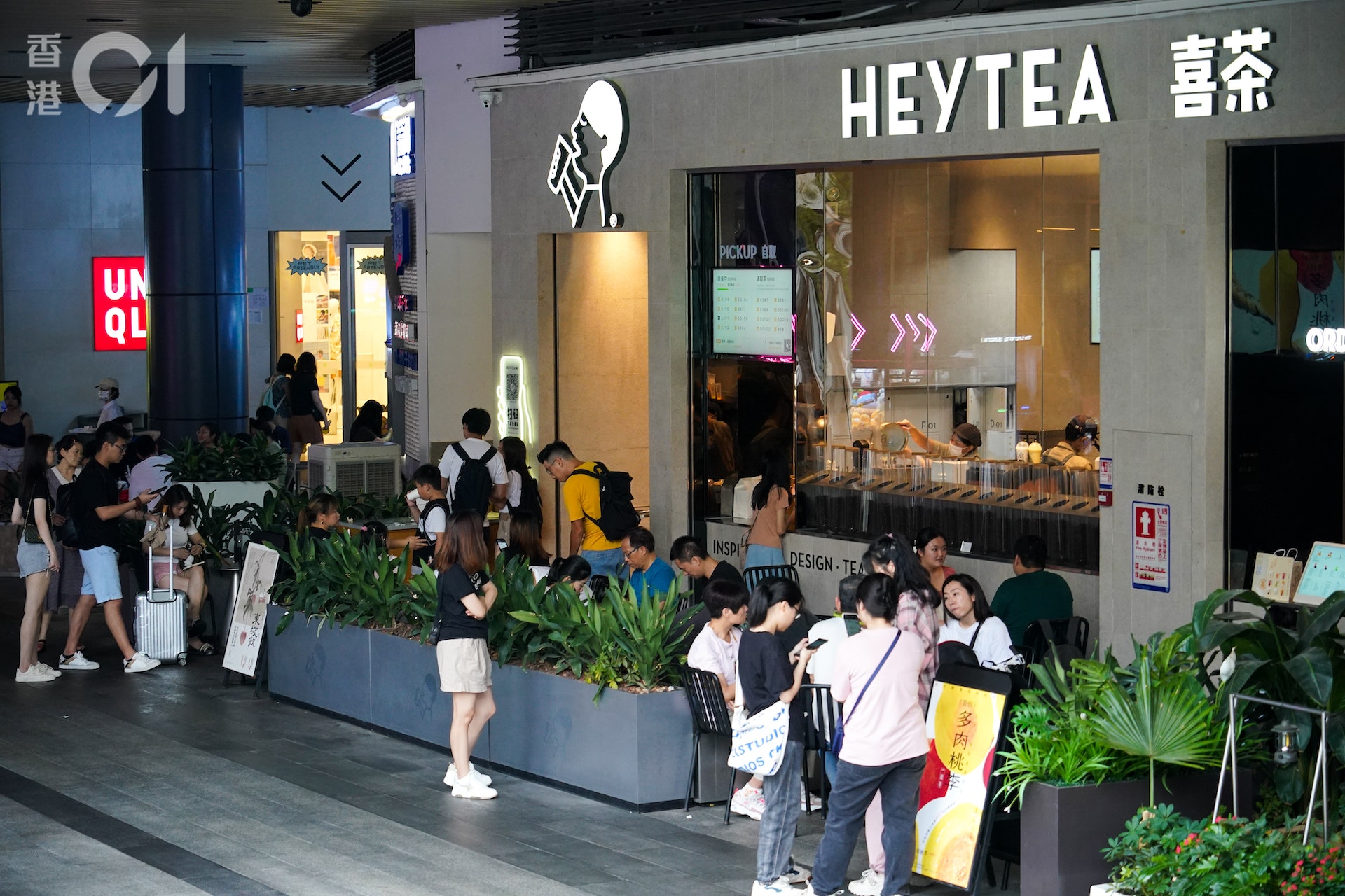 喜茶、阿嬤手作等茶飲店仍大受港人歡迎,後者一杯甚至要等3小時。(林靄怡攝) 喜茶、阿嬤手作等茶飲店仍大受港人歡迎,後者一杯甚至要等3小時。(林靄怡攝)