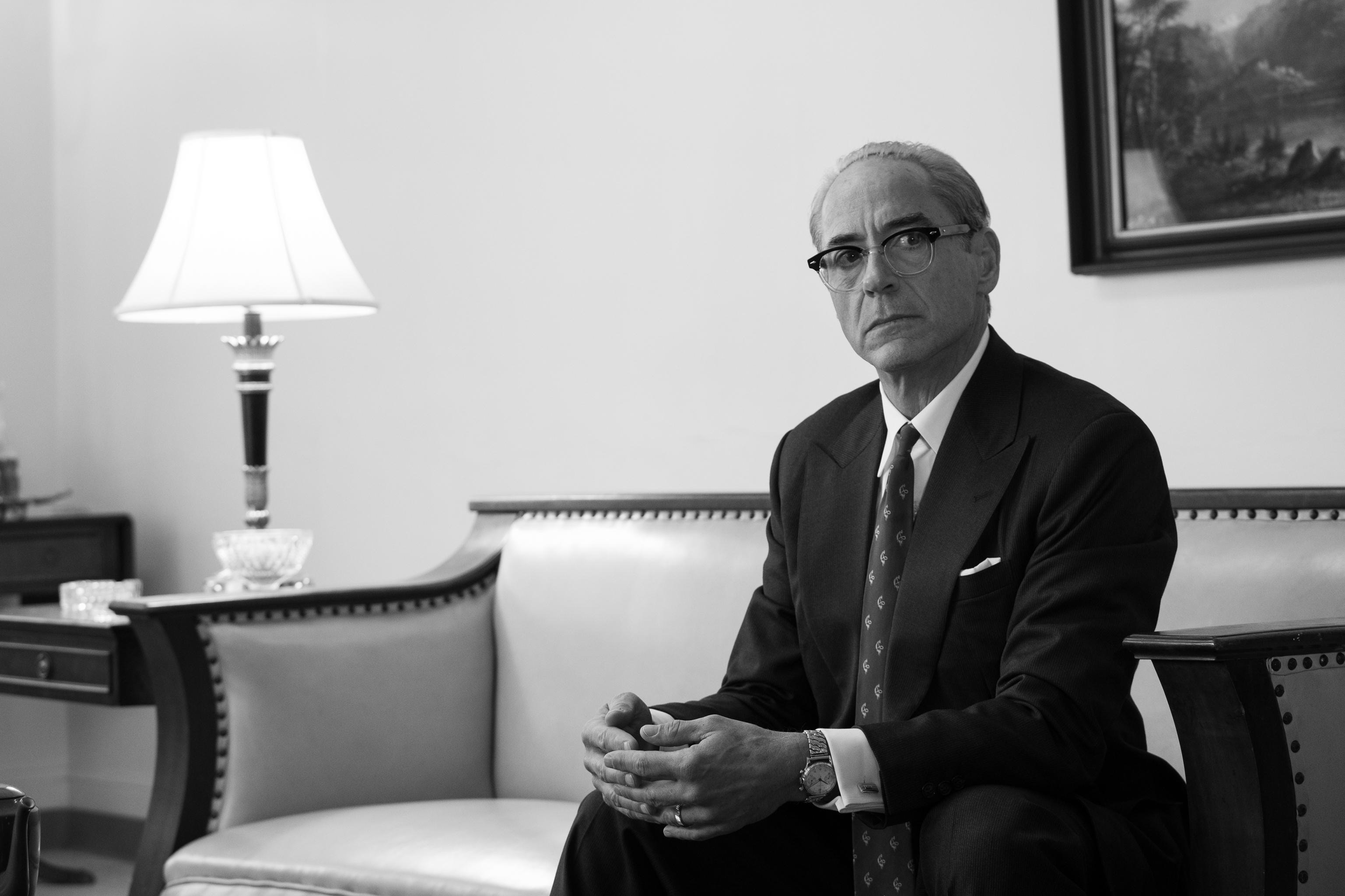 羅拔唐尼於《奧本海默》裡飾演路易斯斯特勞斯,是原子能委員會的創始成員。(《奧本海默》電影劇照) 羅拔唐尼於《奧本海默》裡飾演路易斯斯特勞斯,是原子能委員會的創始成員。(《奧本海默》電影劇照)