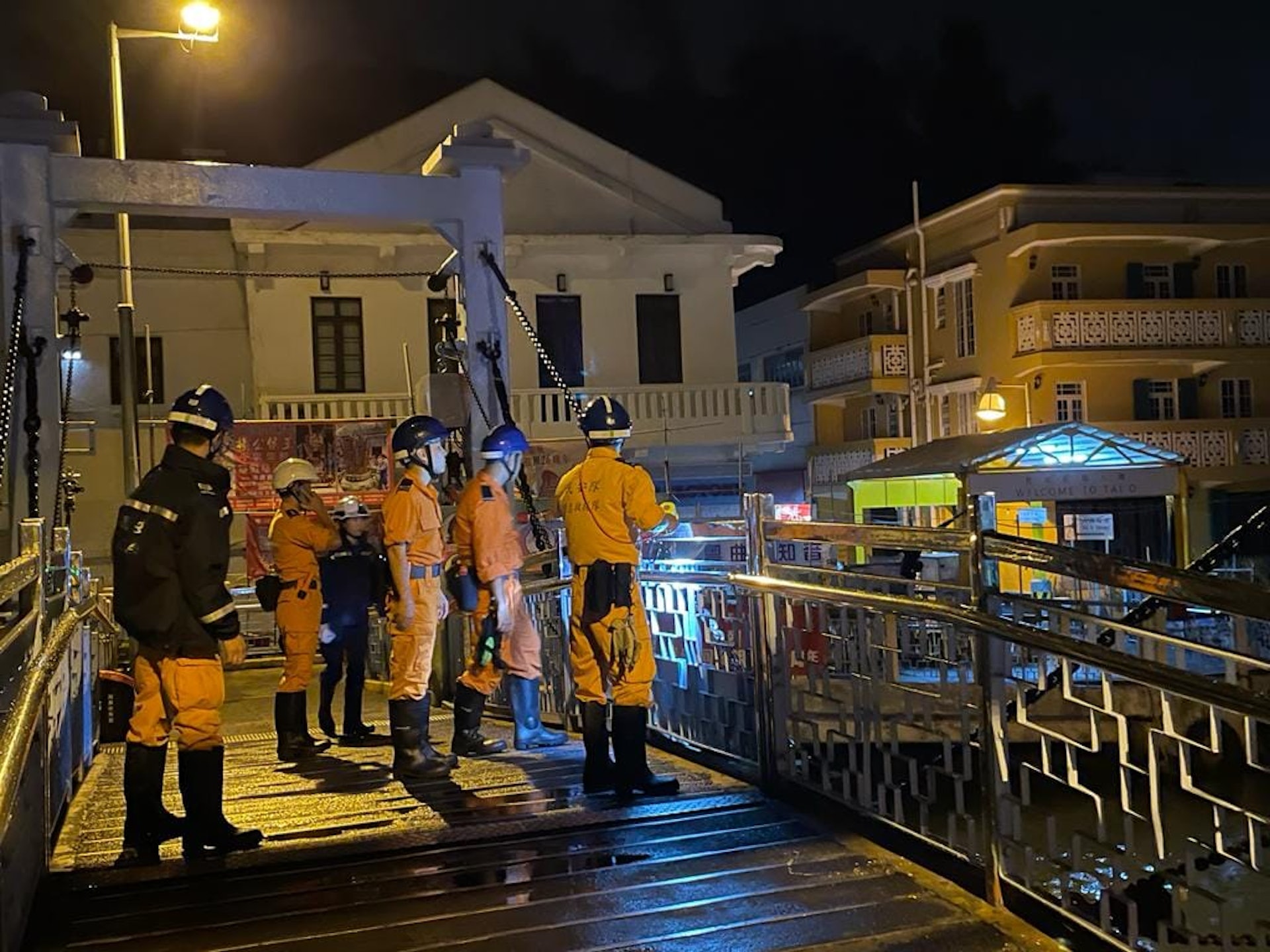 民安隊員準備了橡皮艇,在大澳區內戒備。(民安隊圖片) 民安隊員準備了橡皮艇,在大澳區內戒備。(民安隊圖片)