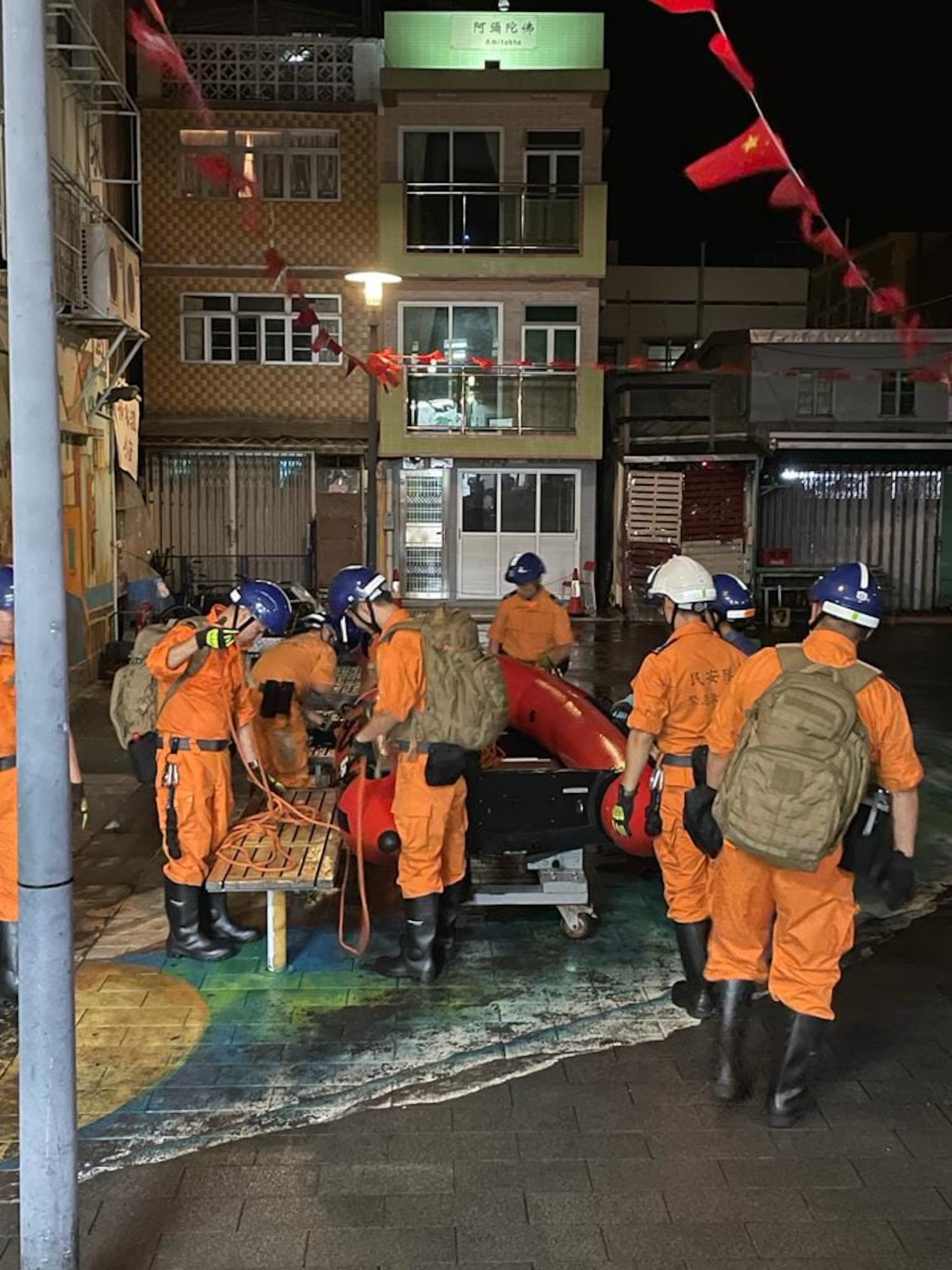 民安隊員準備了橡皮艇,在大澳區內戒備。(民安隊圖片) 民安隊員準備了橡皮艇,在大澳區內戒備。(民安隊圖片)