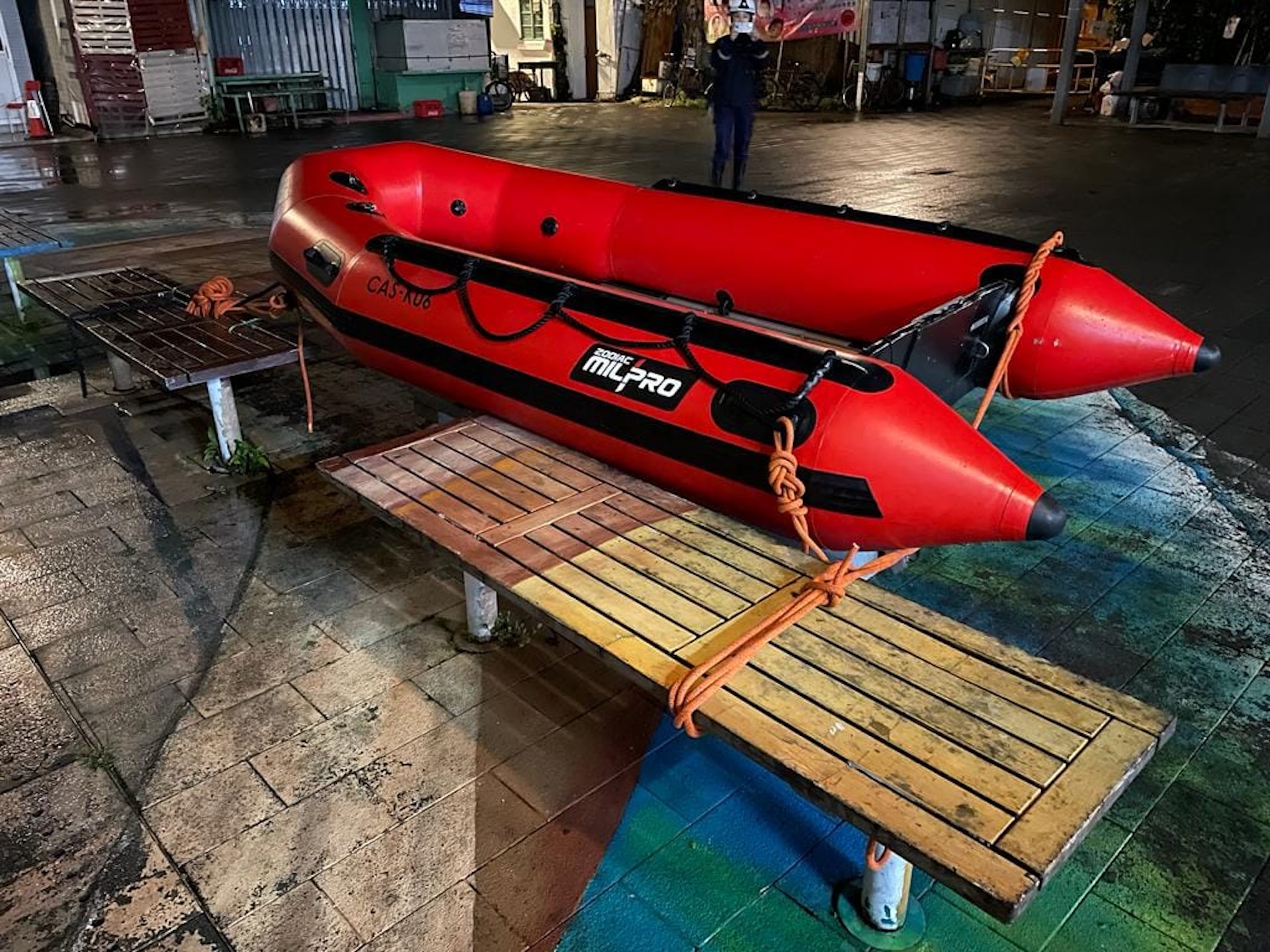 民安隊員準備了橡皮艇,在大澳區內戒備。(民安隊圖片) 民安隊員準備了橡皮艇,在大澳區內戒備。(民安隊圖片)