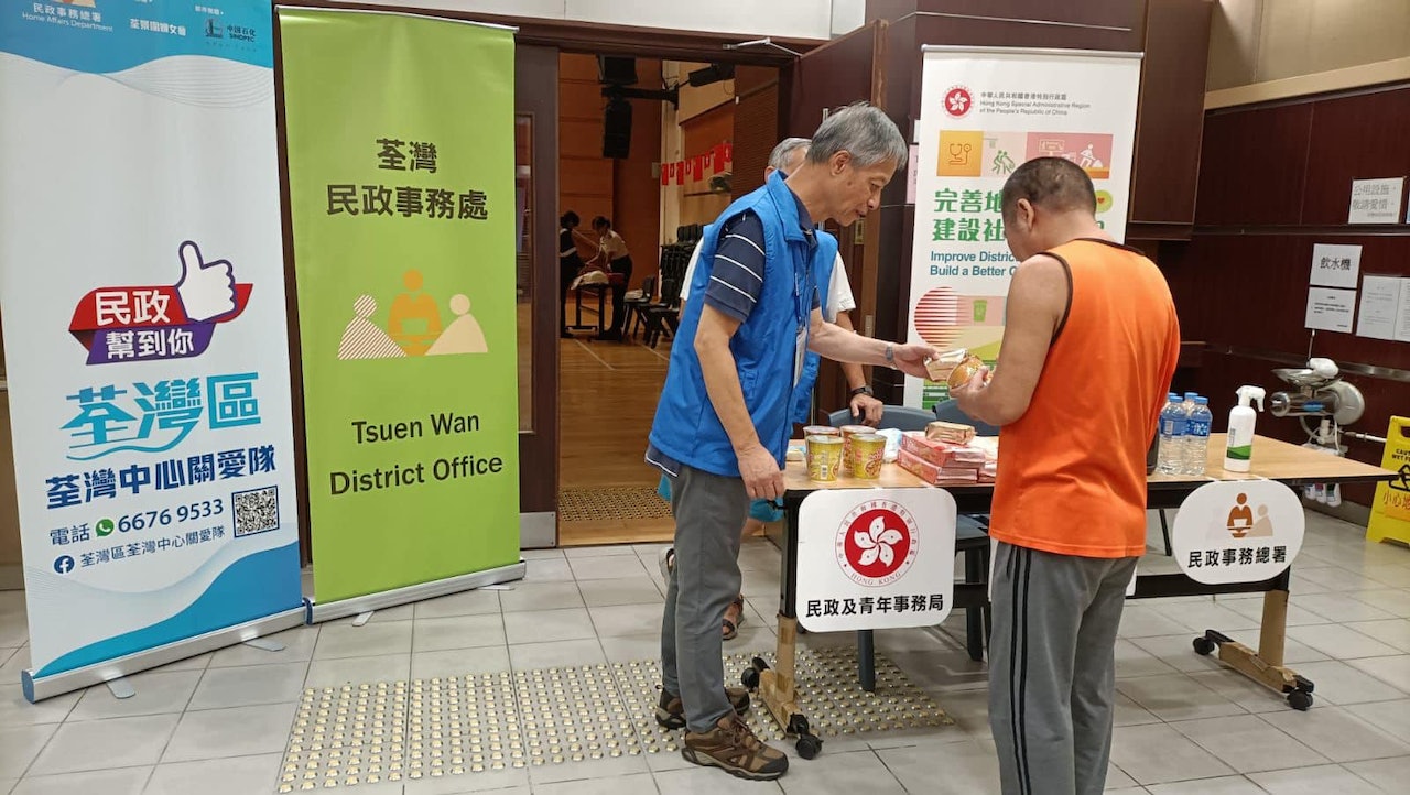 颱風泰利襲港,荃灣區關愛隊也有成員留守庇護中心。(民青局Fb圖片) 颱風泰利襲港,荃灣區關愛隊也有成員留守庇護中心。(民青局Fb圖片)