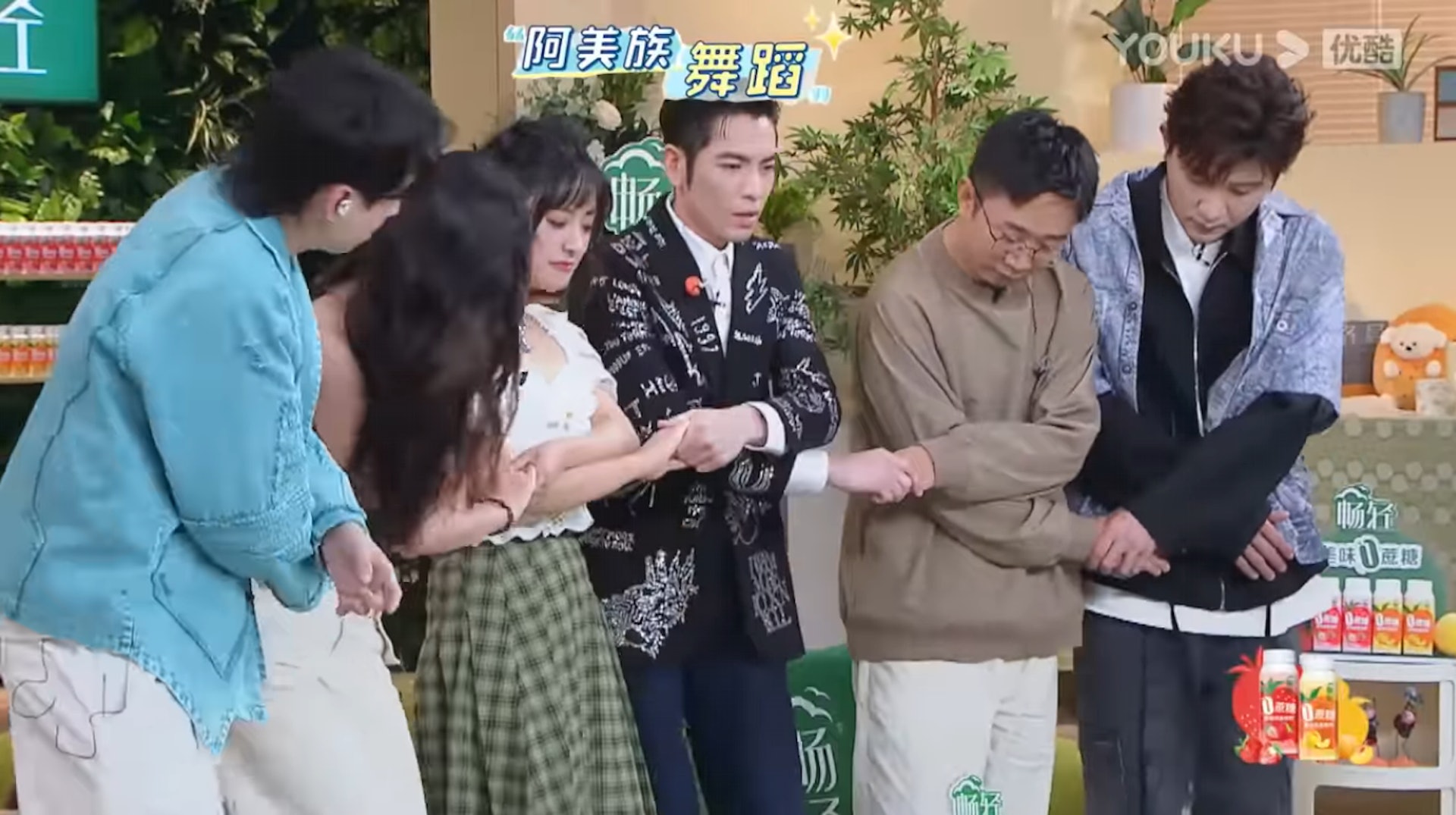 蕭敬騰在大陸實境節目《怦然心動20歲》第三季中,教大家跳阿美族的舞蹈。(節目截圖) 蕭敬騰在大陸實境節目《怦然心動20歲》第三季中,教大家跳阿美族的舞蹈。(節目截圖)