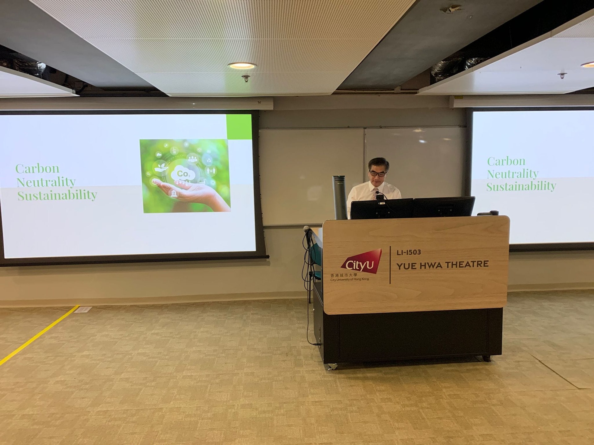 鍾國斌到城市大學教授關於氣候變化及碳中和的碩士課程。(鍾國斌Facebook) 鍾國斌到城市大學教授關於氣候變化及碳中和的碩士課程。(鍾國斌Facebook)