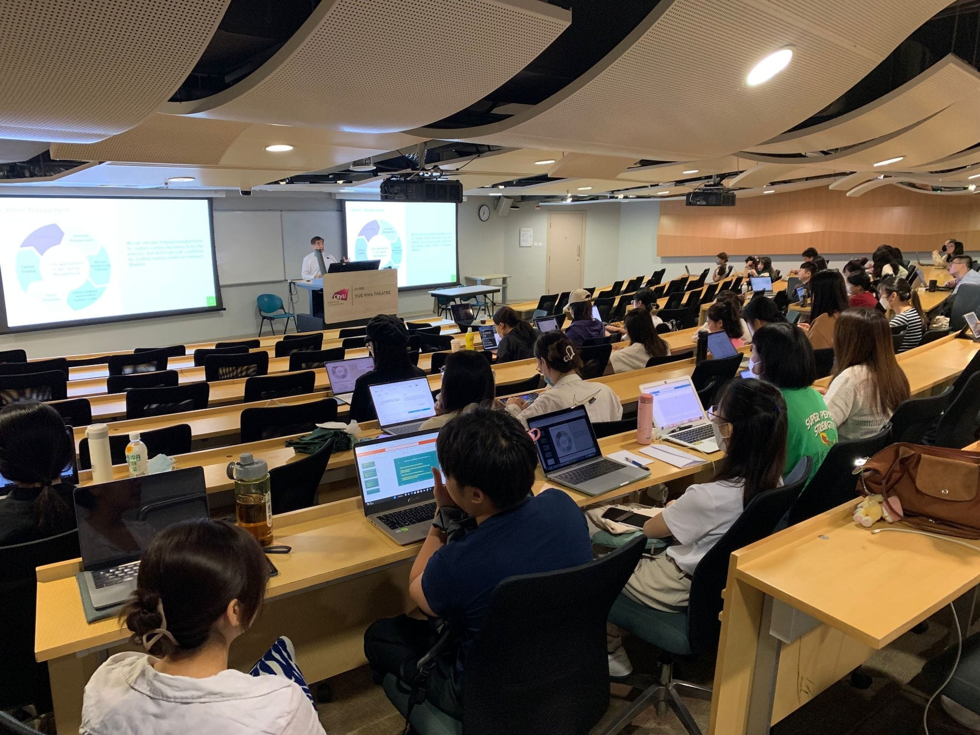 鍾國斌到城市大學教授關於氣候變化及碳中和的碩士課程。(鍾國斌Facebook) 鍾國斌到城市大學教授關於氣候變化及碳中和的碩士課程。(鍾國斌Facebook)