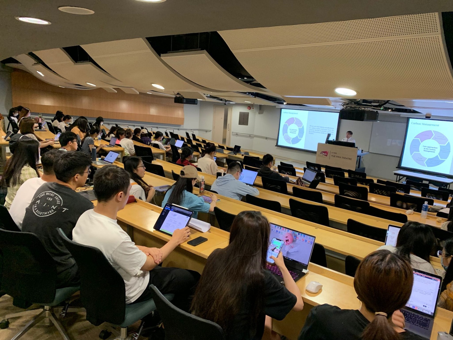 鍾國斌到城市大學教授關於氣候變化及碳中和的碩士課程。(鍾國斌Facebook) 鍾國斌到城市大學教授關於氣候變化及碳中和的碩士課程。(鍾國斌Facebook)