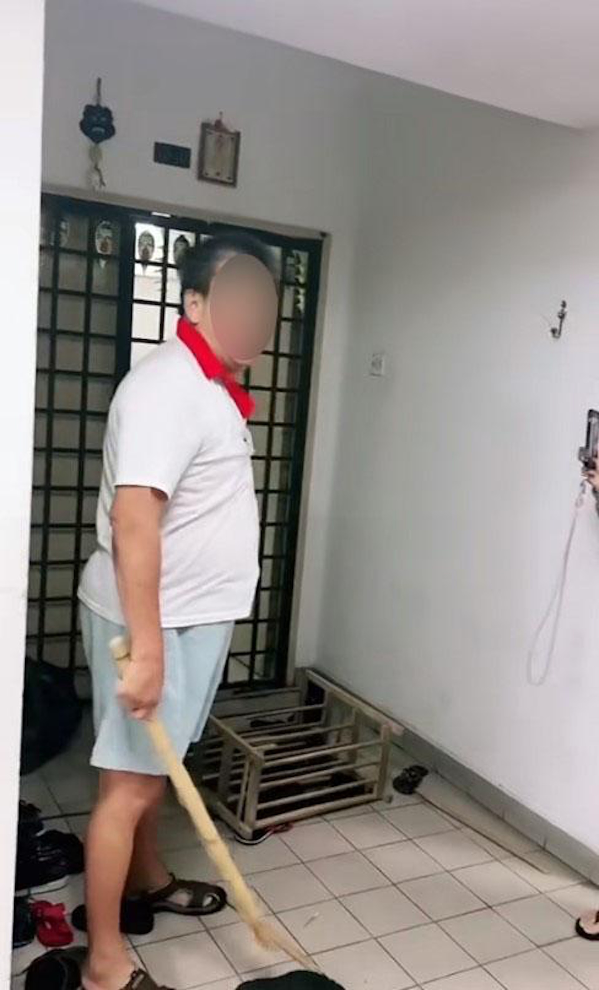 馬來西亞1名大叔受不了印裔鄰居家的噪音,持木棍上門理論後變成打鬥事件。(FB影片截圖) 馬來西亞1名大叔受不了印裔鄰居家的噪音,持木棍上門理論後變成打鬥事件。(FB影片截圖)