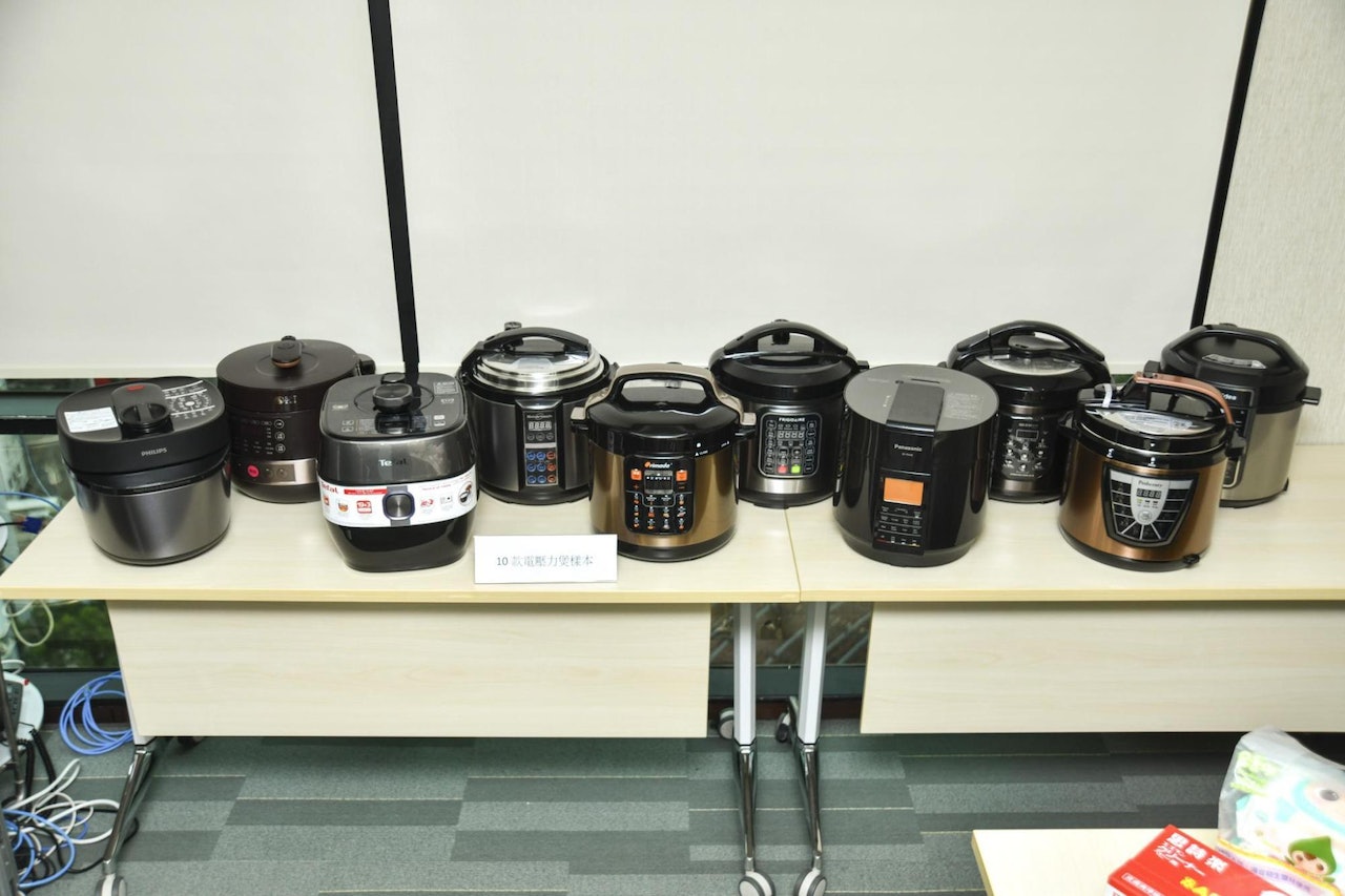 消委會今期測試了10款電壓力煲的電氣安全、效能及內鍋的耐用程度。(消委會圖片) 消委會今期測試了10款電壓力煲的電氣安全、效能及內鍋的耐用程度。(消委會圖片)