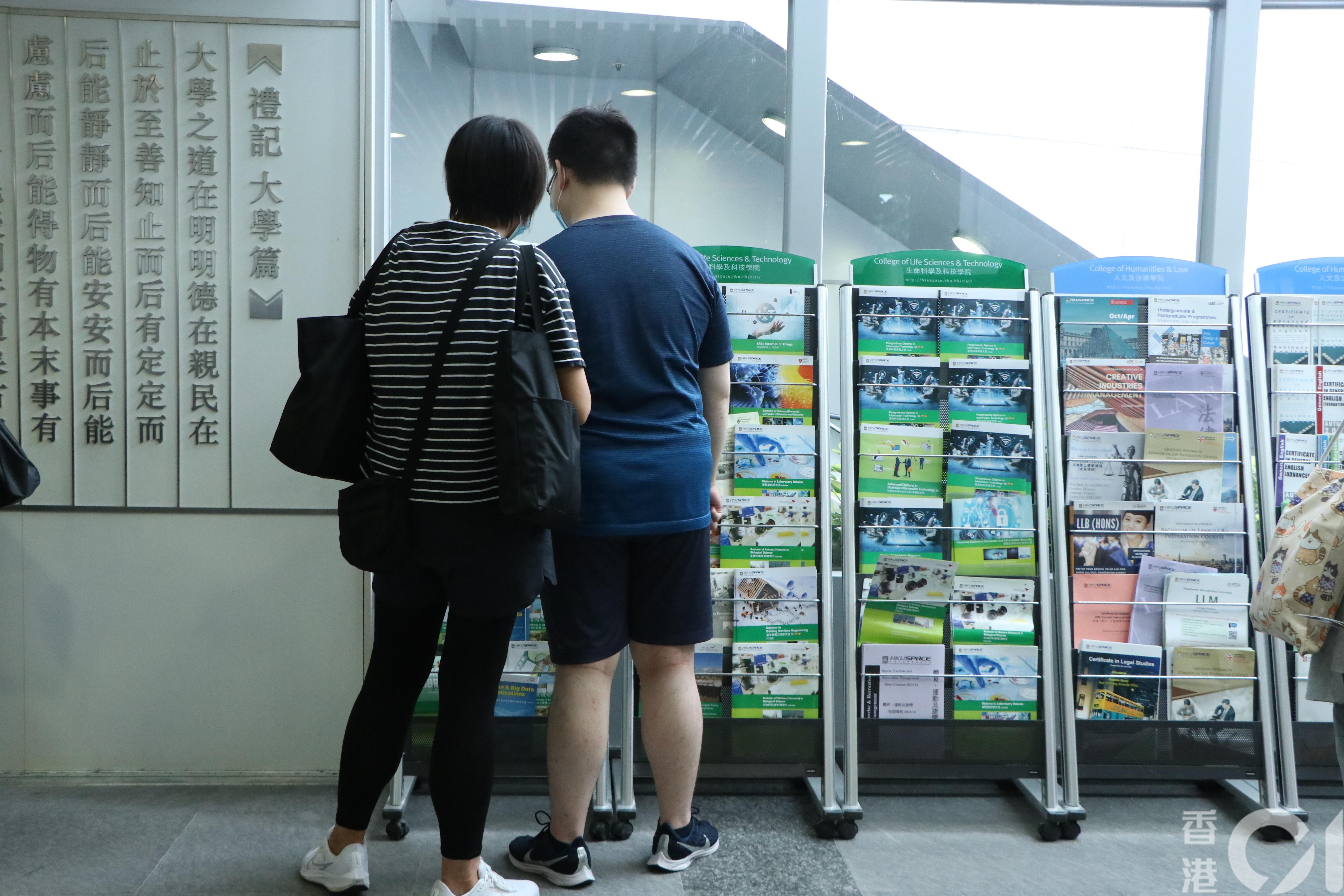 有DSE考生下午到香港大學附屬學院九龍灣校舍報讀副學士課程。（鄧穎欣攝）