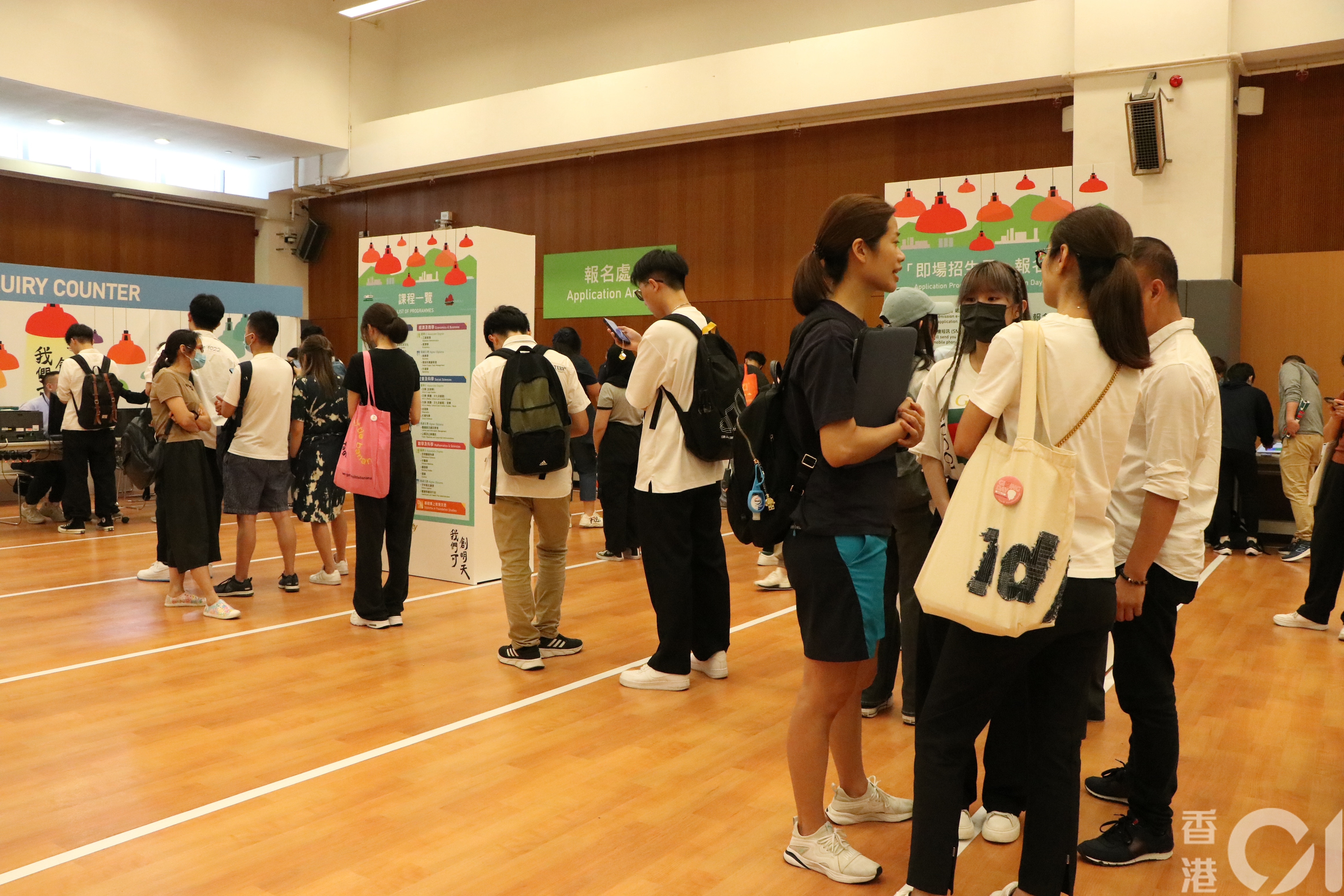 有DSE考生下午到香港大學附屬學院九龍灣校舍報讀副學士課程。（鄧穎欣攝）