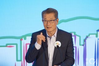 財政司司長陳茂波今日（30日）發表網誌，指消費劵和「開心香港」系列活動助力本地消費氣氛，預料明天公布的第二季本地生產總值數字，雖按年增長幅度或較第一季稍為放緩，但整體經濟仍處於改善的軌道上。（資料圖片）