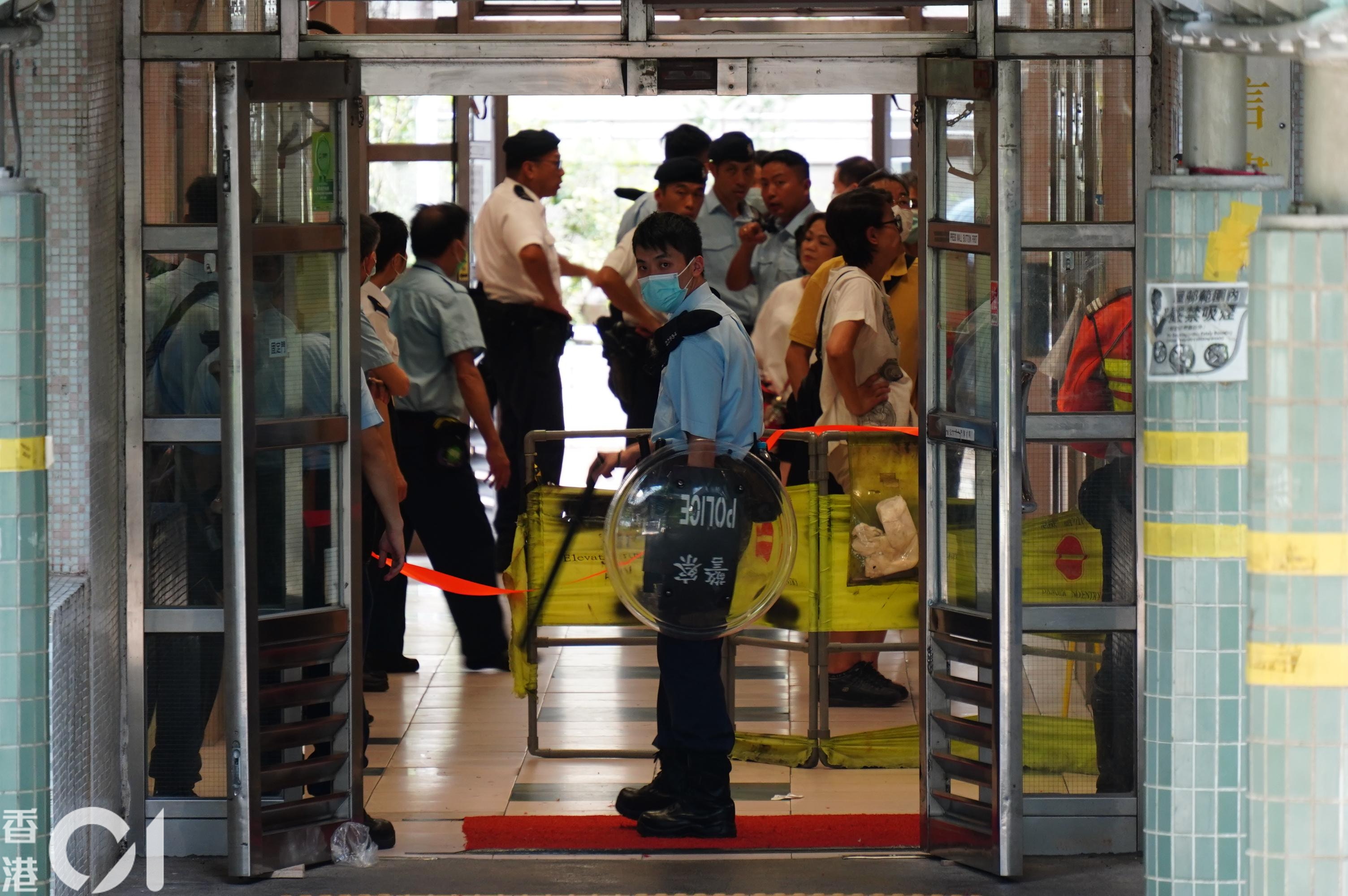 慈雲山慈樂邨樂信樓高層一個單位2023年7月23日起火，由於現場據報有人持刀，警員持盾牌到場。（資料圖片/朱永倫攝）