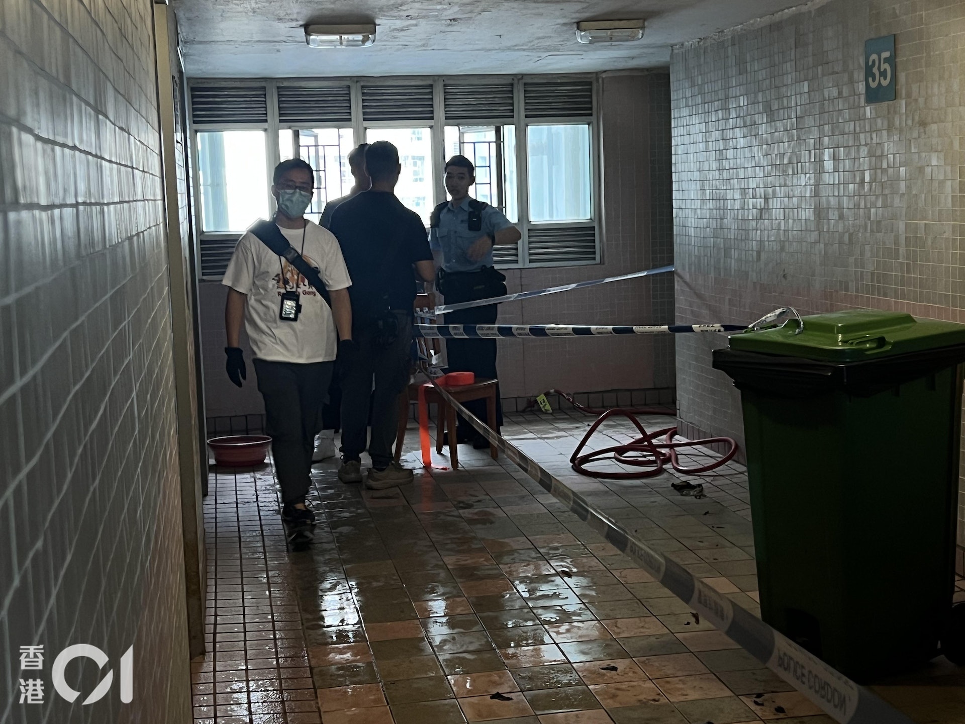 警方及消防在樂信樓35樓調查。(朱永倫攝) 警方及消防在樂信樓35樓調查。(朱永倫攝)