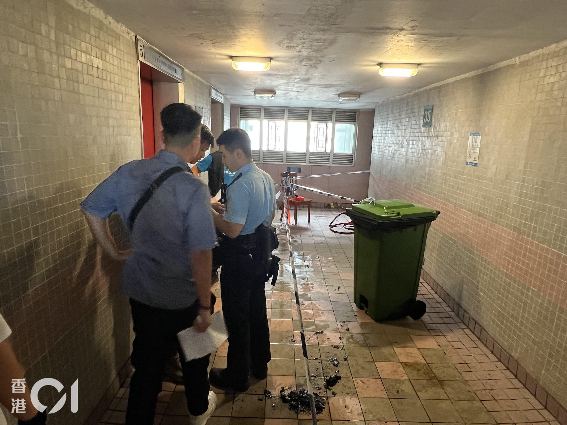 警方及消防在樂信樓35樓調查。(朱永倫攝) 警方及消防在樂信樓35樓調查。(朱永倫攝)